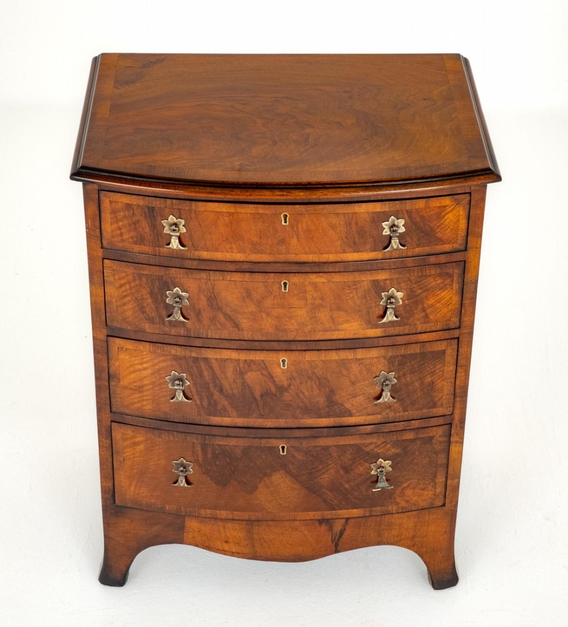 Walnut Regency style Bow Chest of Drawers.
This Pretty Chest of Drawers is Raised upon Splay Feet and Features a Shaped Frieze.
The Chest of Drawers Having 4 Mahogany Lined Graduated Drawers Which Retain Their Original Brass Drop Handles.
Circa