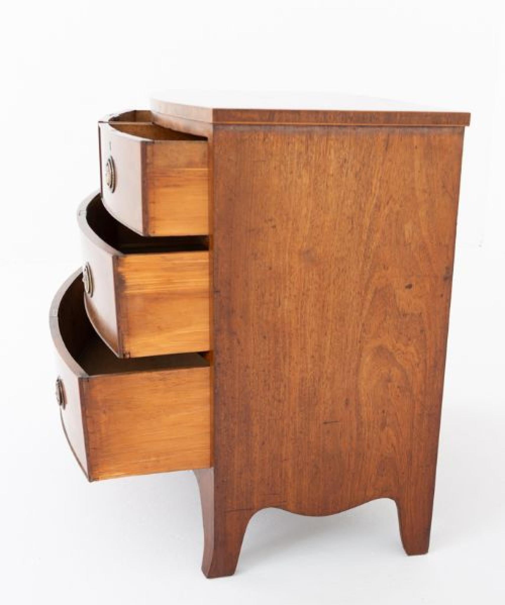 Regency mahogany bow front chest of drawers
This chest of drawers stands upon splay feet with a shaped apron
Period Regency - circa 1830
Featuring 2 over 2 drawers, the drawers having brass ring pull handles, brass escutcheons and figured mahogany