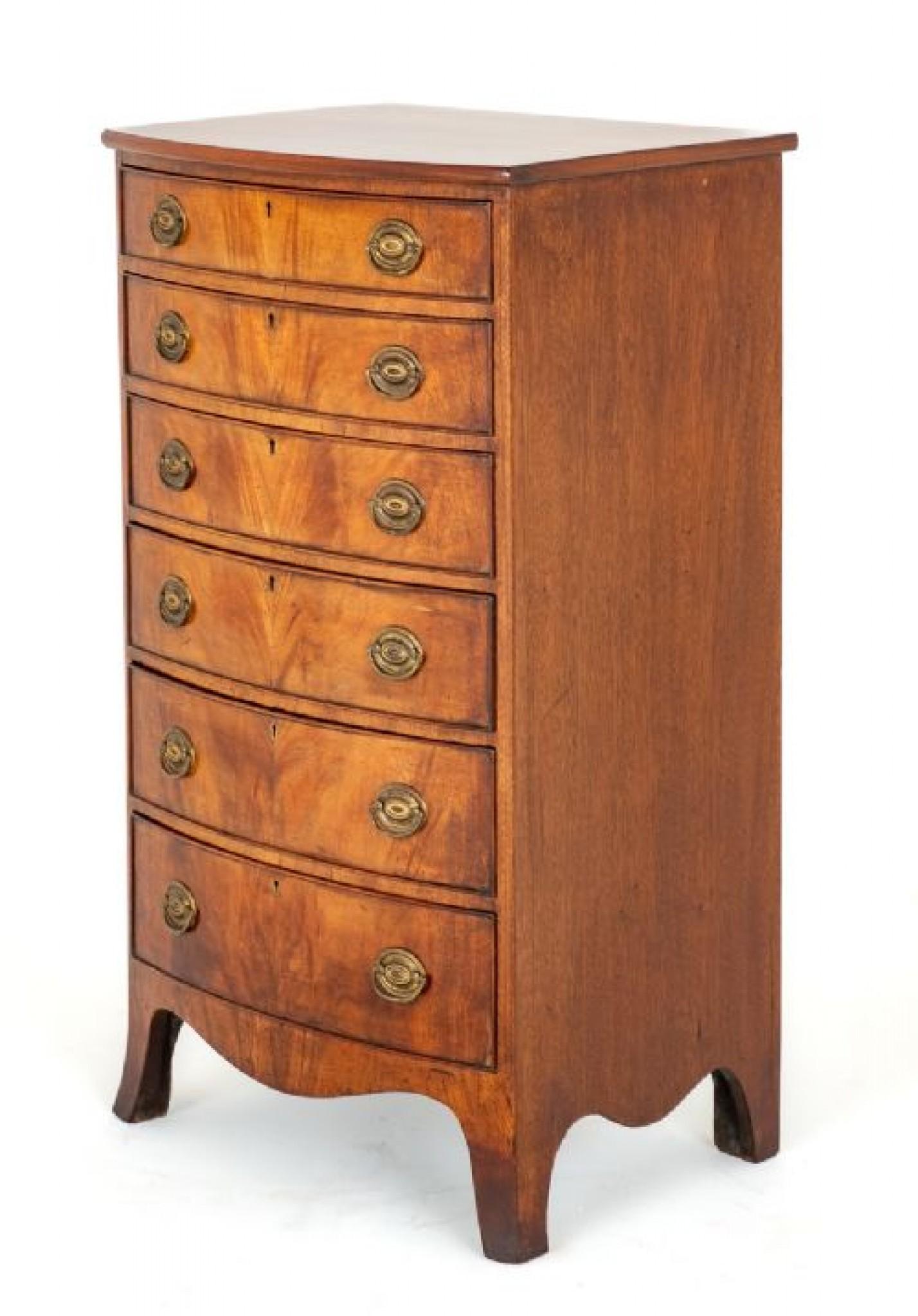 Elegant Mahogany Regency Style Bow Chest of Drawers.
Circa 1920
This Chest of Drawers Stands upon Splay feet with a Shaped Apron.
The Chest Features an Arrangement of 6 Oak Lined Graduated Drawers.
Each of the Drawers Having Brass Oval Plate Handles