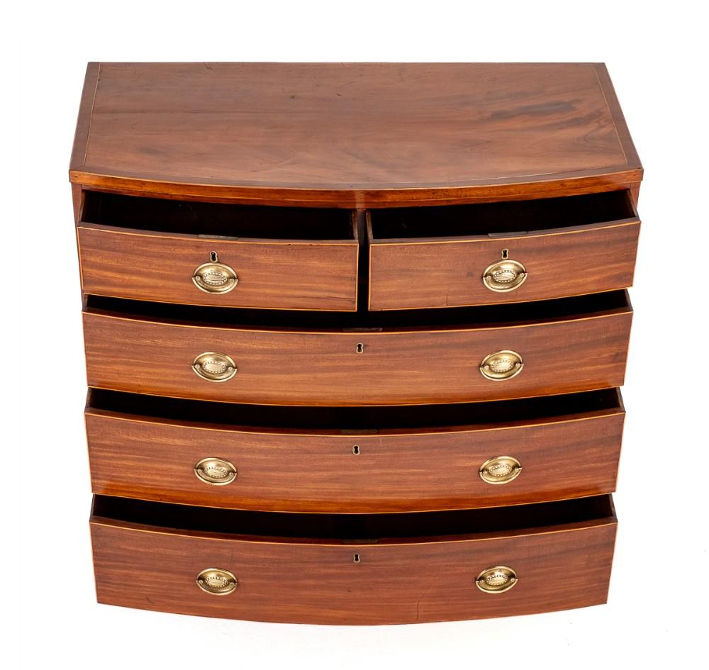 Regency Mahogany Bow Chest of Drawers.
Period Regency
This Chest of Drawers and Upon Splay Feet with a Shaped Apron.
The Chest of Drawers Having an Arrangement of 2 over 3 Graduated Oak Lined Drawers.
The Drawers Having Boxwood Line Inlays and Oval