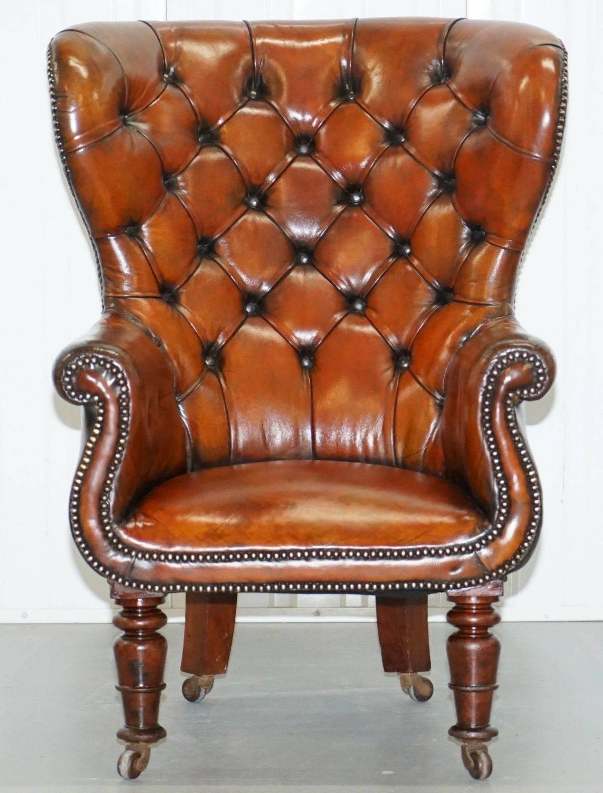 Siamo lieti di offrire in vendita questa splendida poltrona Regency Porters in mogano, completamente restaurata e tinta a mano in pelle marrone whisky, nel maniero di Gillows.

Questa sedia ha l'aspetto delle prime sedie Gillows, se cerchi su