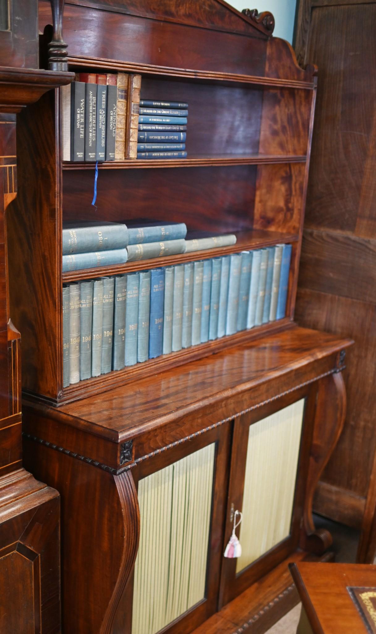 Raffinata libreria chiffonier in stile Regency in mogano
Classico look Regency con gambe a colonna ricurve ai lati del fondo
La parte superiore è dotata di tre scaffali per esporre i tomi.
Sormontato da un piedistallo a triangolo con motivi a