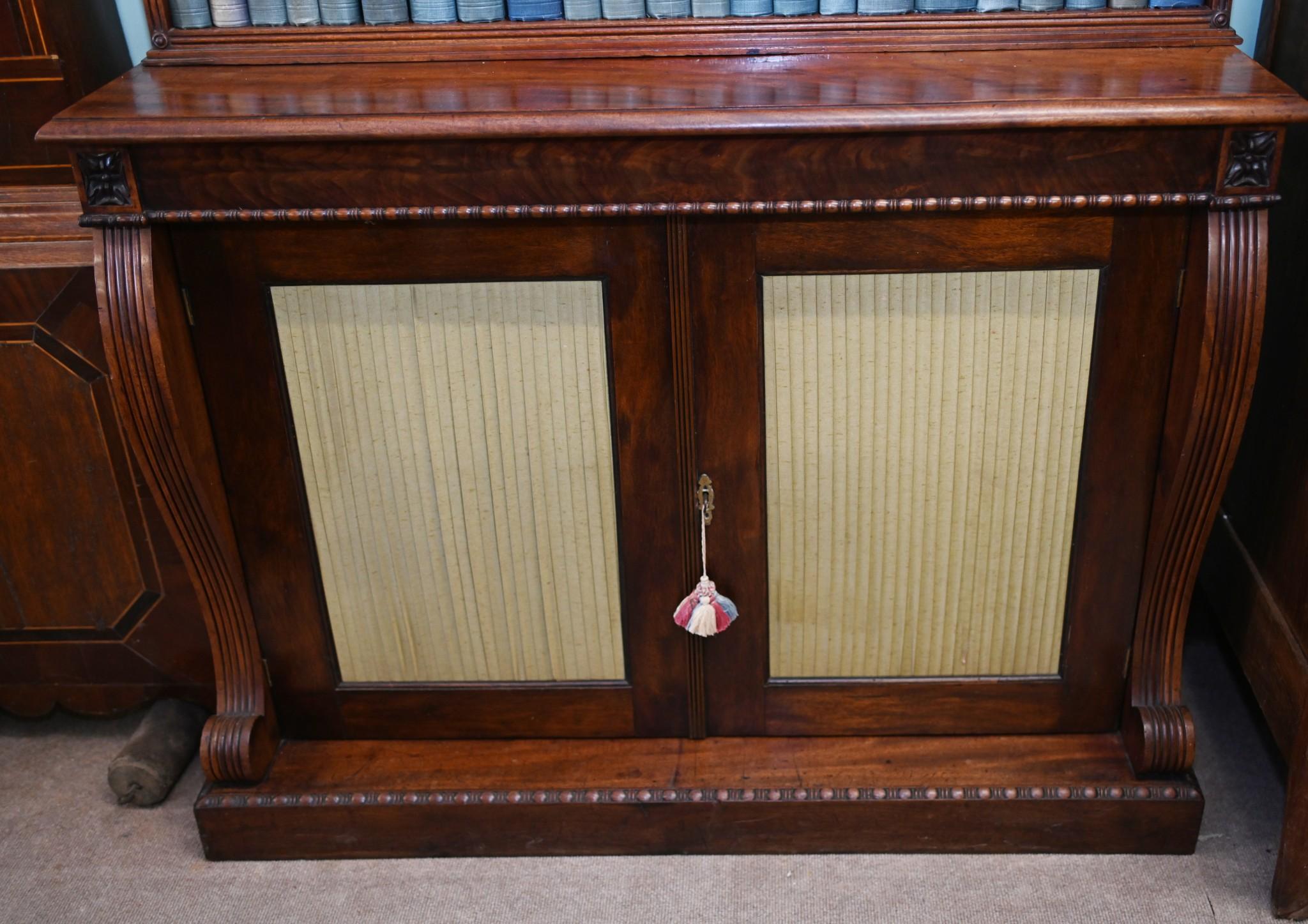 Mogano Libreria Chiffonier Regency Armadio in mogano in vendita