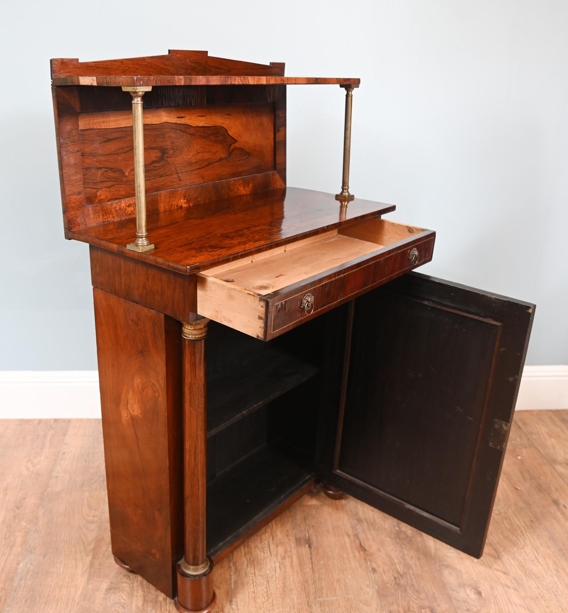 Sie sehen einen Mahagoni-Chiffonier der Regency-Periode von hoher Qualität mit Ormolu-Beschlägen
Klassische Löwenkopfgriffe an der Vorderseite der Schublade
Seltene Größe, die jedem Wohnzimmer oder Salon Klasse und Glanz verleihen würde
Mittlere