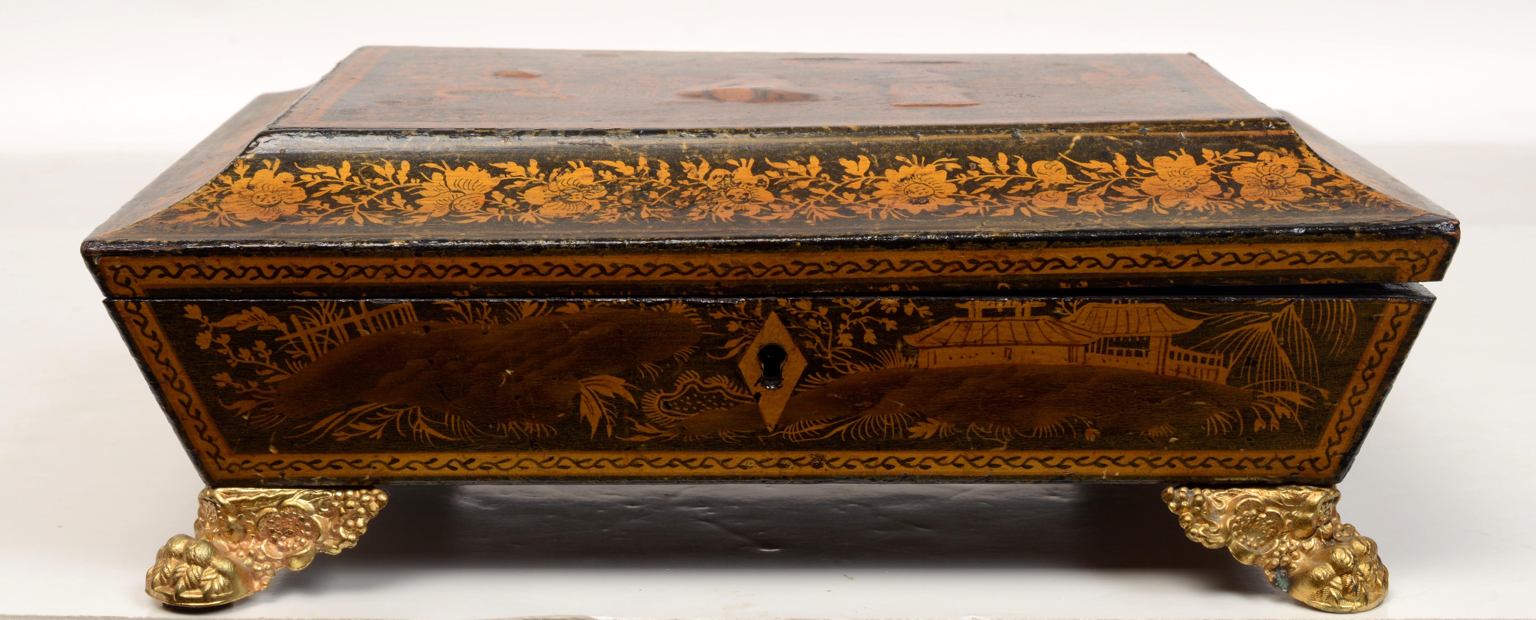 Joyero de la Regencia decorado con chinoiserie y caligrafía, con interior ajustado y pintura azul original, poco frecuente. La parte superior está decorada con una rara chinoiserie en relieve y penwork de un par de figuras en un jardín con un pájaro