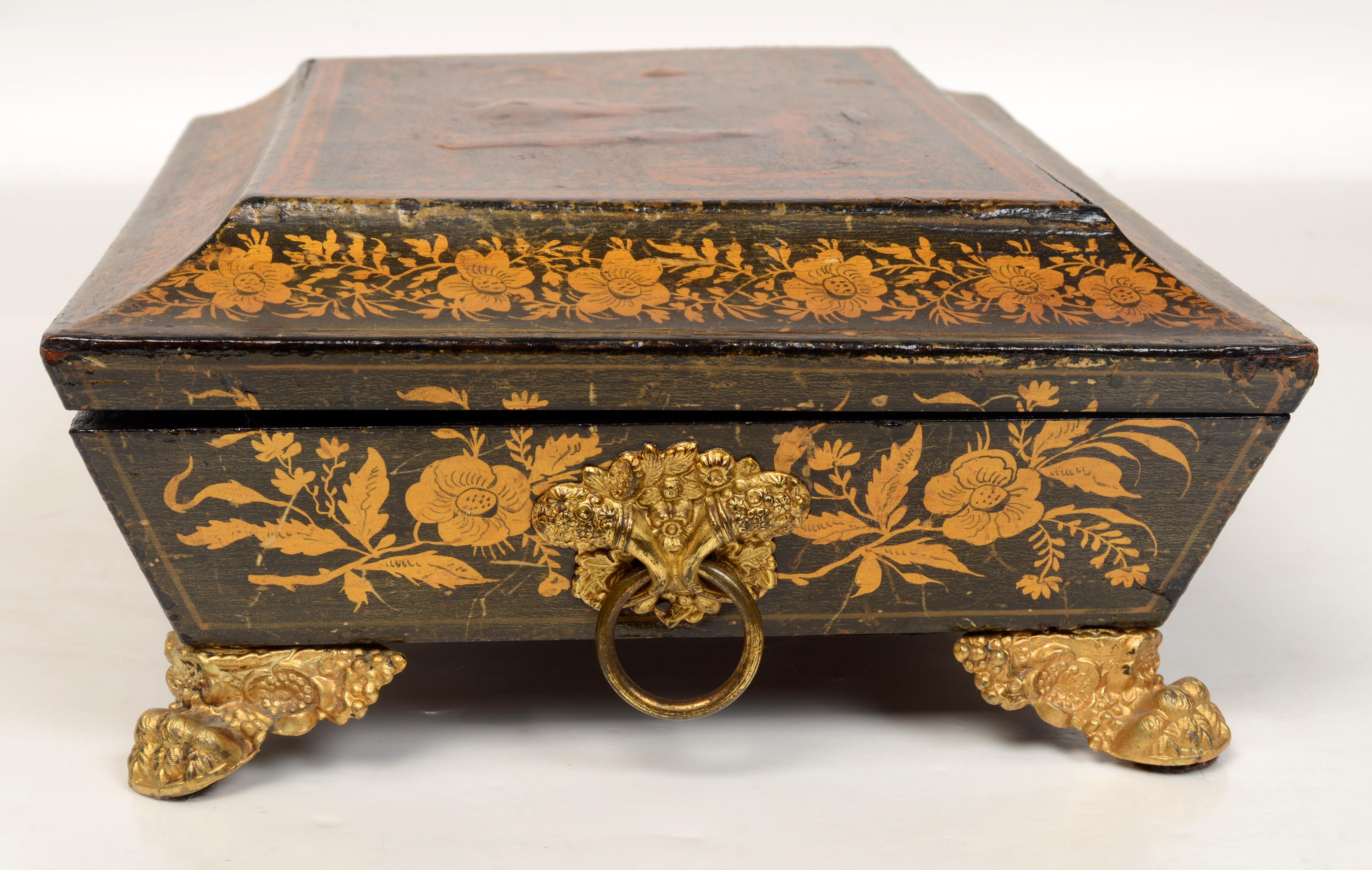 Caja de joyería decorada con Chinoiserie y Penwork de la Regencia Interior pintado de azul Dorado en venta
