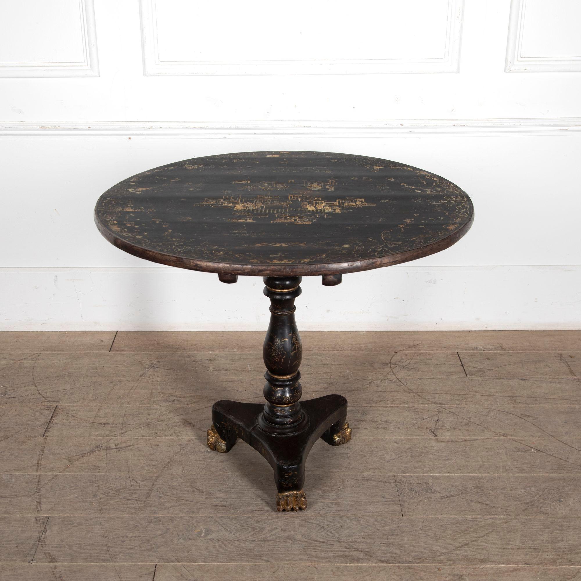 Exquise table d'appoint Regency laquée, à la décoration chinoise originale.
A.I.C. C.C.