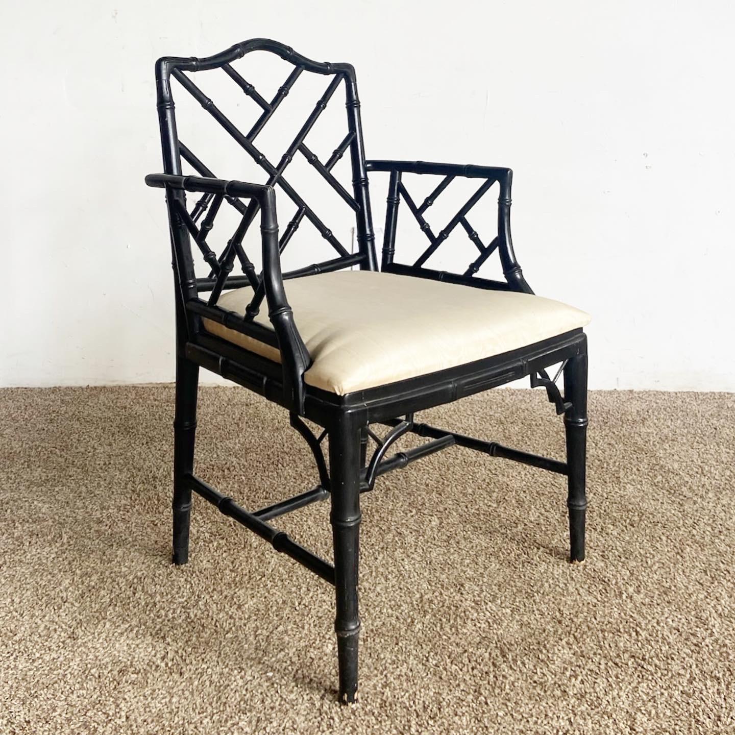 Prova il fascino della nostra straordinaria poltrona Regency vintage in finto bambù. Con un'elegante finitura dello schienale e un comodo cuscino di seduta bianco, aggiunge un tocco di eleganza a qualsiasi spazio.

Poltrona vintage stile Regency