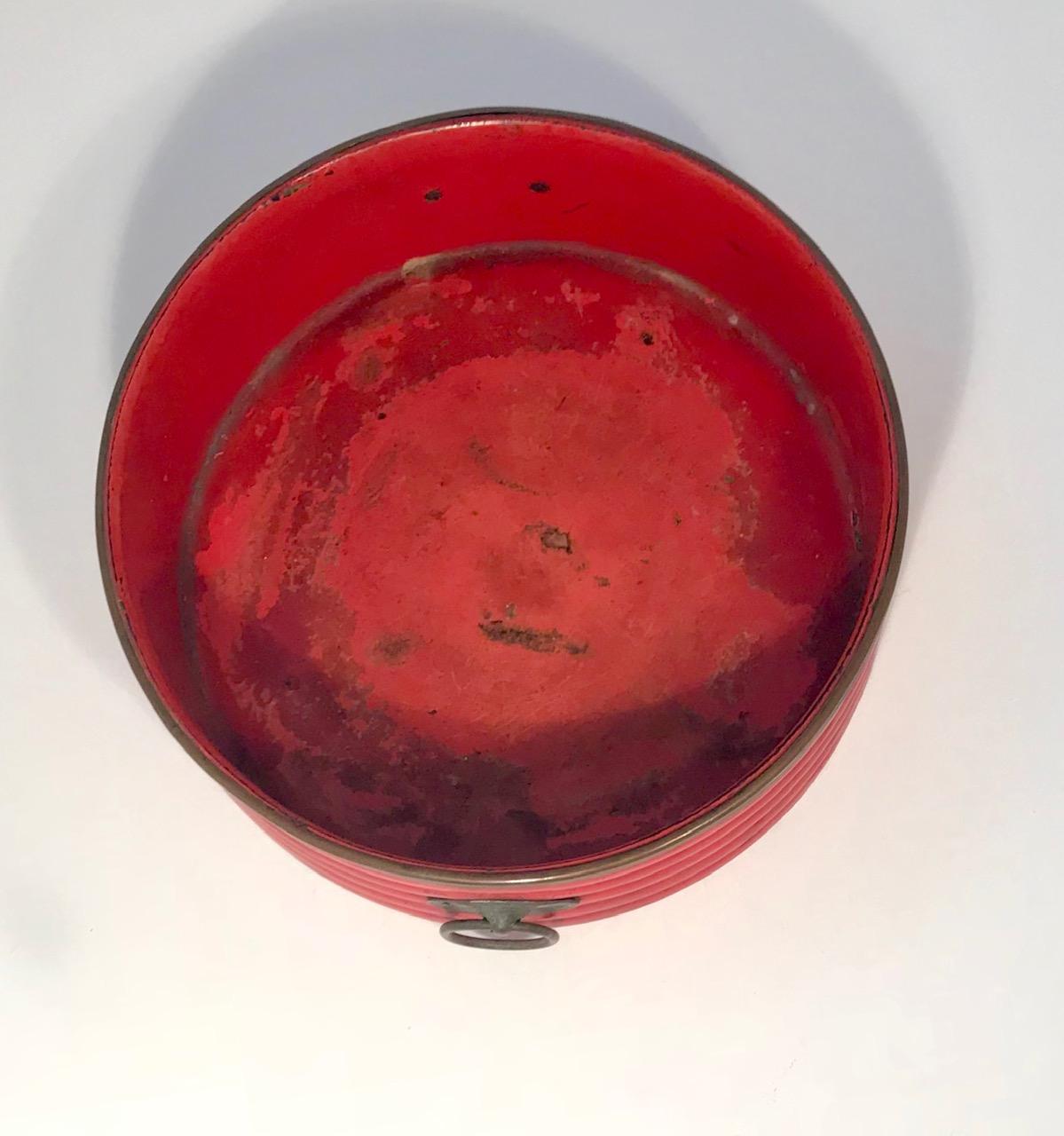 Cinnabar-Roter Lack-Unterteiler  Englisches Regency des frühen 19. Jahrhunderts (Messing) im Angebot