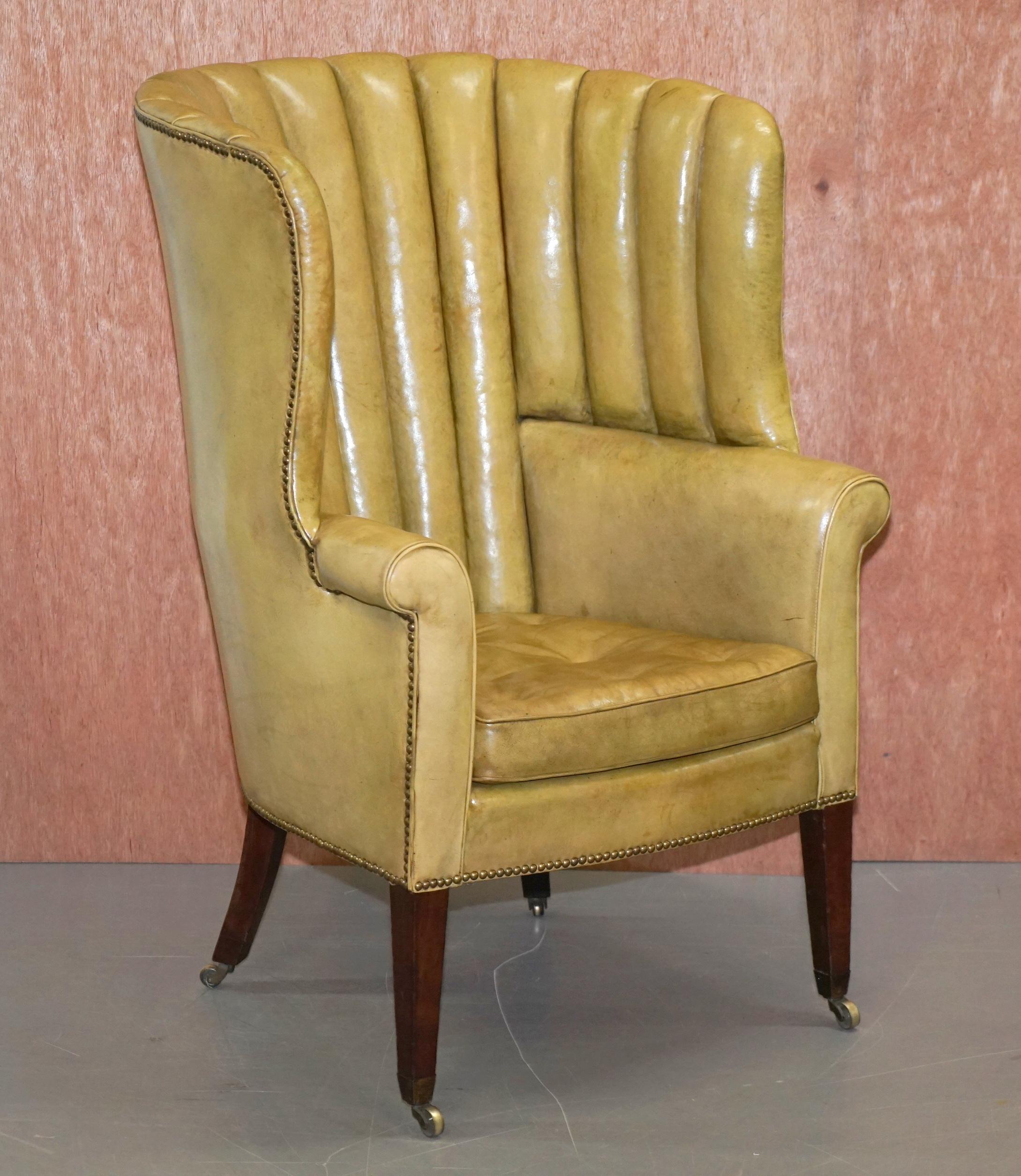 Nous sommes ravis d'offrir à la vente ce très rare fauteuil Regency teinté à la main vers 1815 avec dossier en tonneau cannelé et pouf assorti.

Une paire charmante et de la meilleure qualité que j'aie jamais vue. Les cadres sont en acajou, le