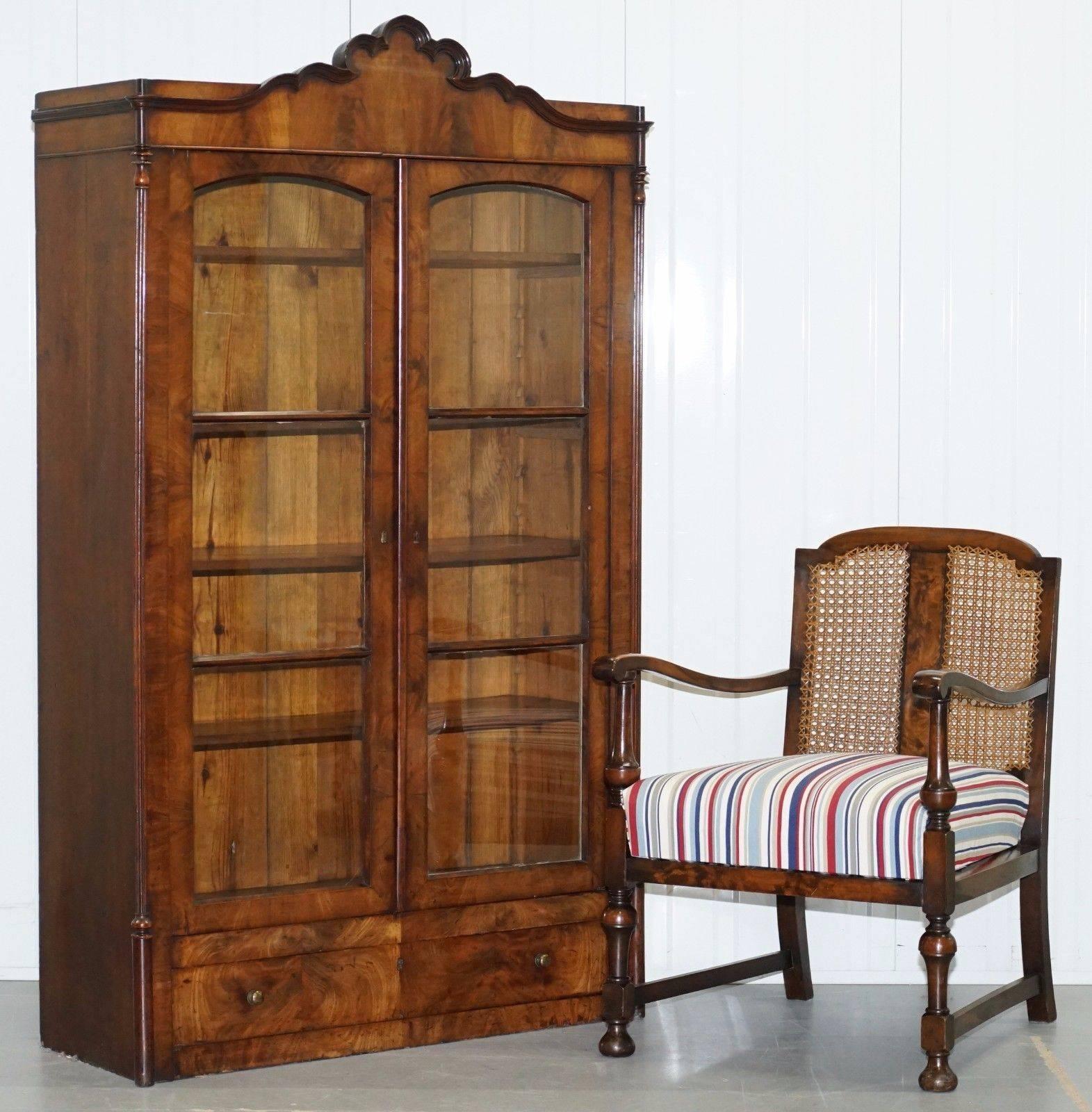 We are delighted to offer for sale this stunning Regency circa 1815 mahogany hand signed in pencil arched top bookcase display cabinet

An exceptionally good looking and well made period regency piece, the quality is just exquisite, it’s been hand