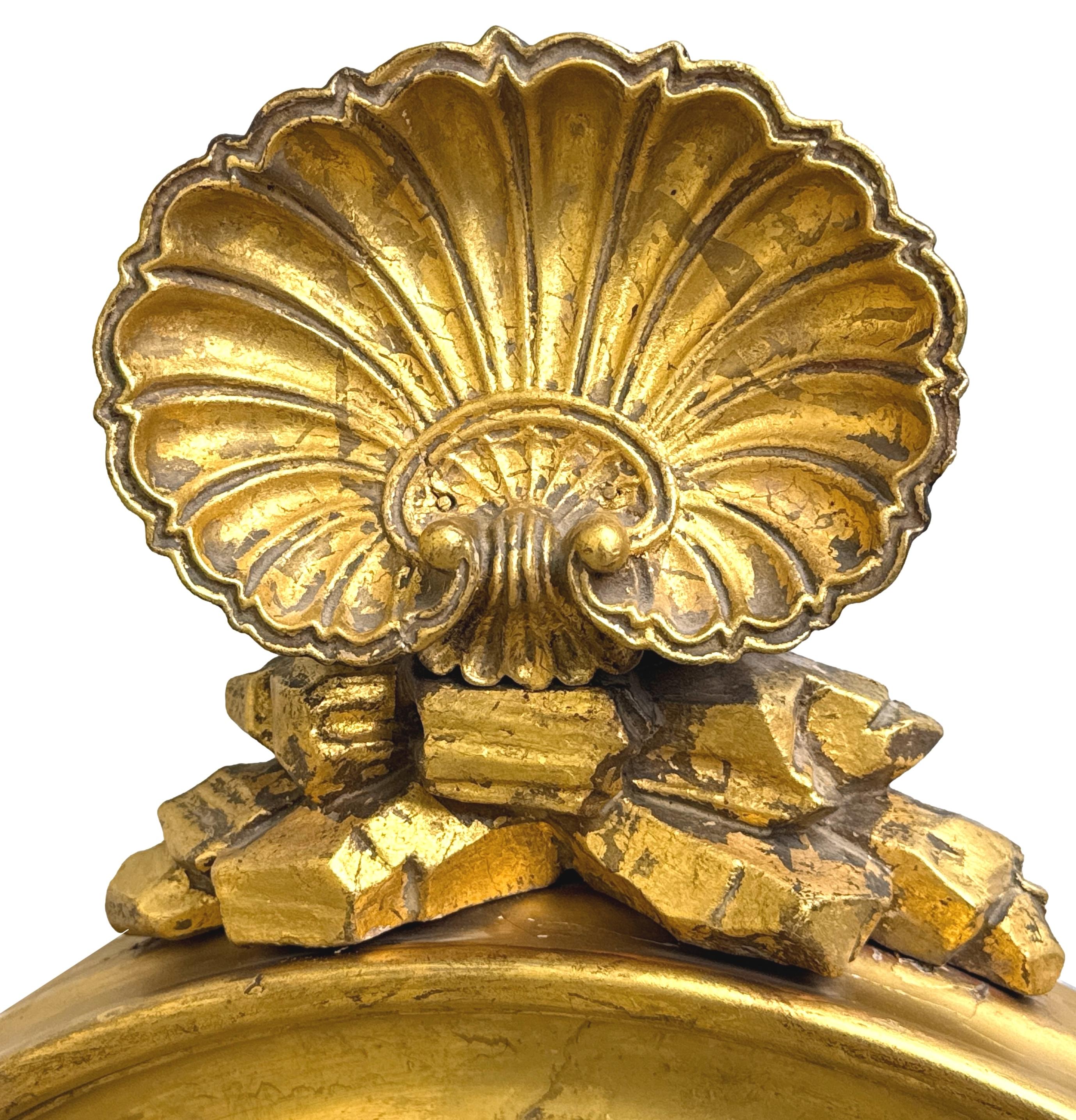 Très beau miroir convexe circulaire en bois doré et gesso de la fin de la période Regency, de proportions relativement modestes, avec une jolie coquille sculptée sur le dessus, sur un cadre mouluré entourant des baguettes ébonisées et une plaque de