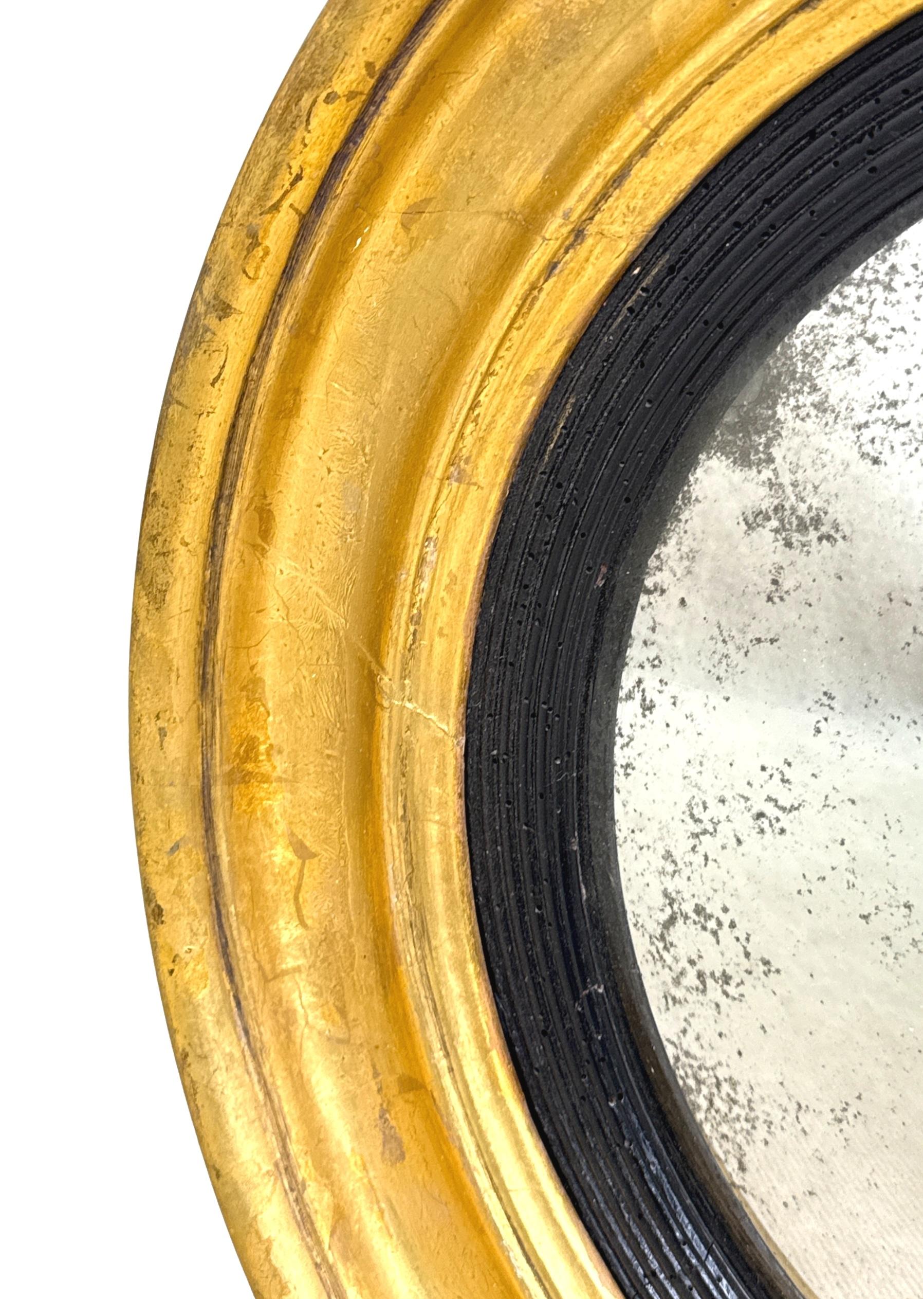 Regency Petit miroir convexe circulaire doré et gesso de style Régence en vente