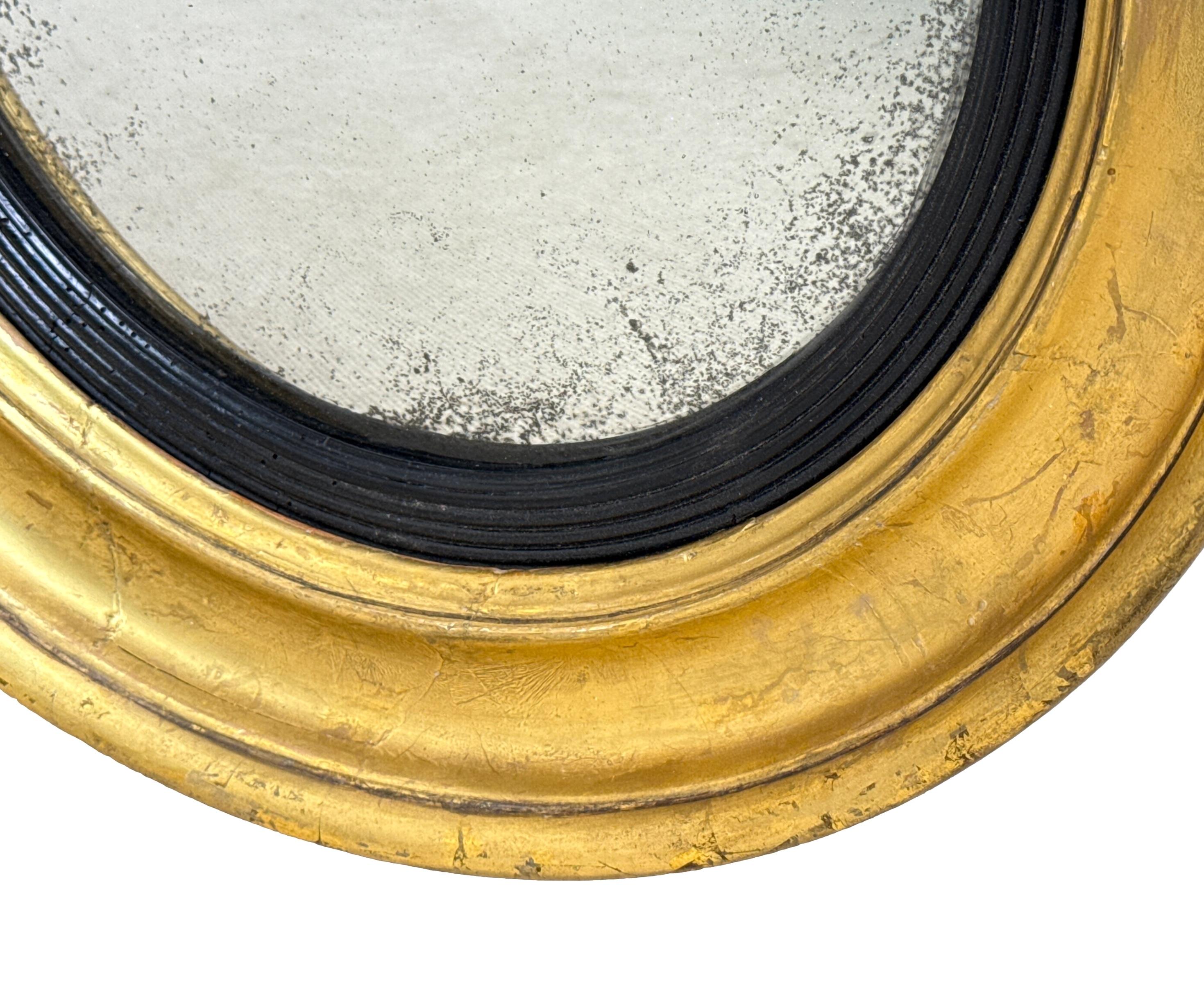 Anglais Petit miroir convexe circulaire doré et gesso de style Régence en vente