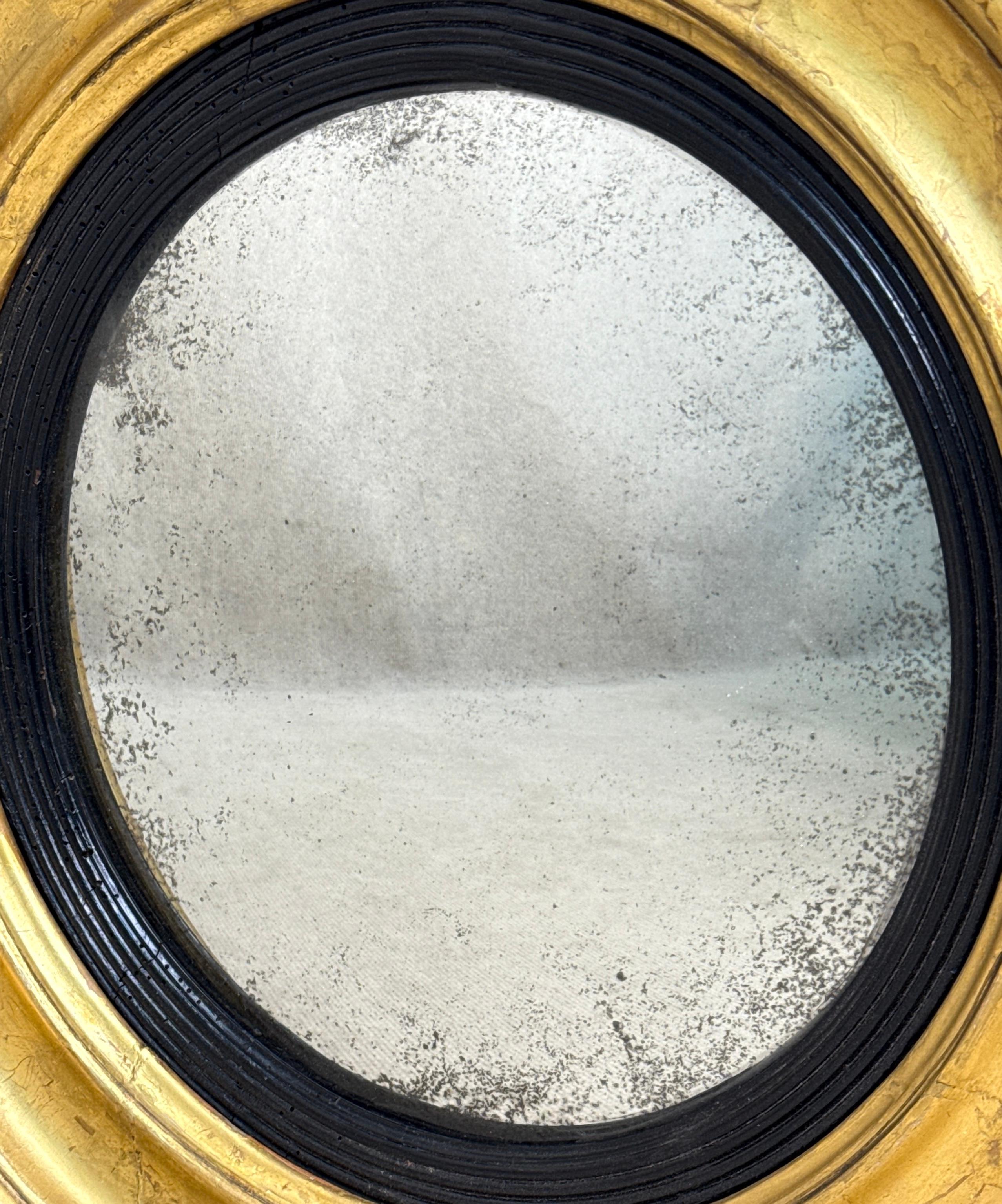XIXe siècle Petit miroir convexe circulaire doré et gesso de style Régence en vente