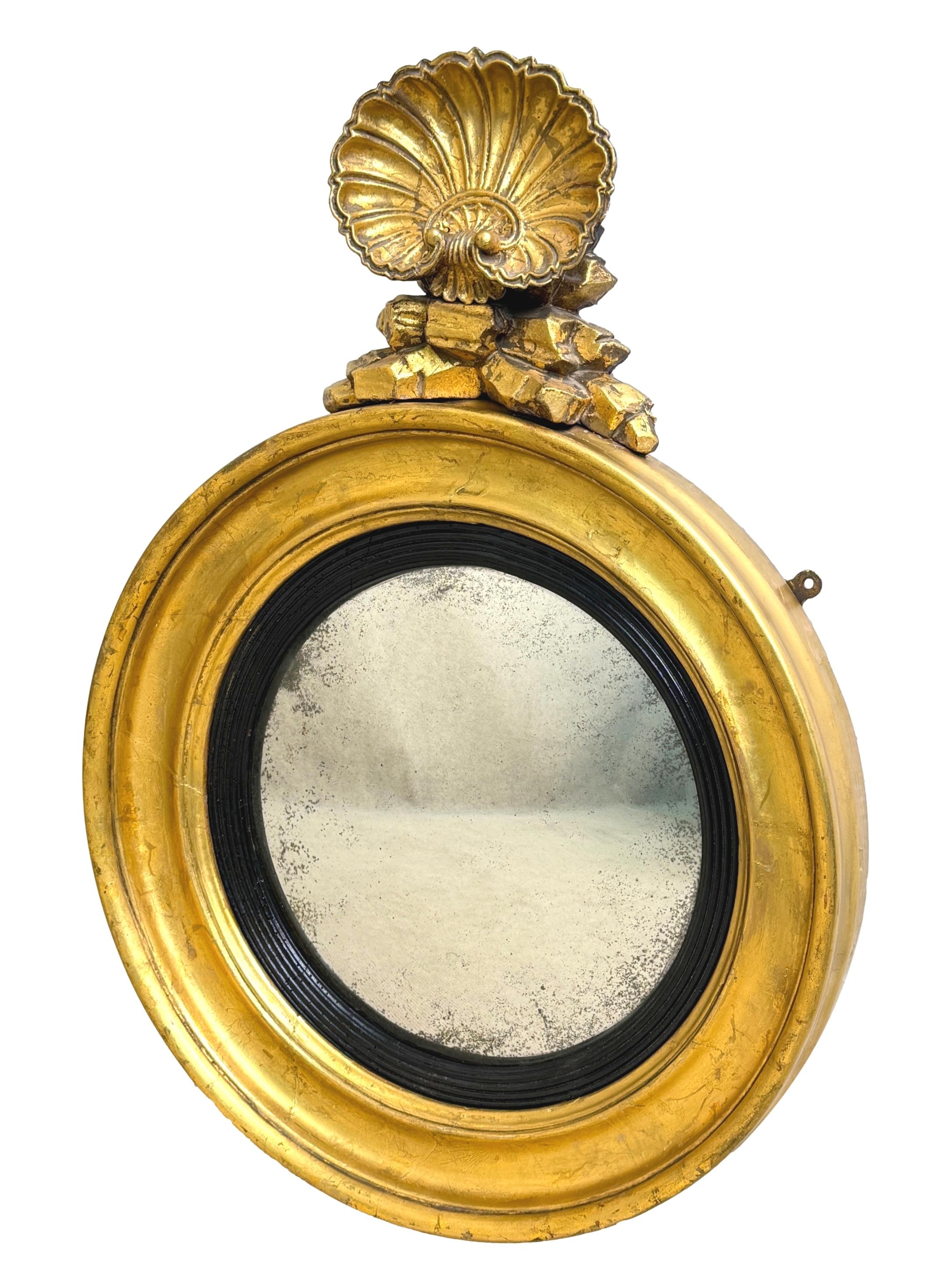 Petit miroir convexe circulaire doré et gesso de style Régence en vente 1
