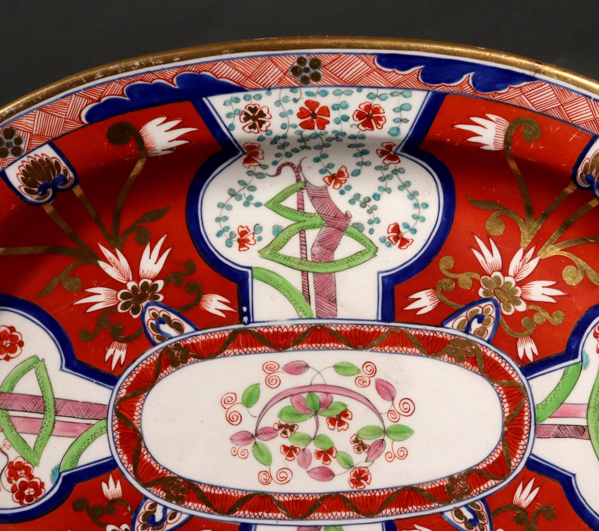 Regency Plat de style Régence en porcelaine de Coalport Porcelain peint avec le motif du dollar en vente