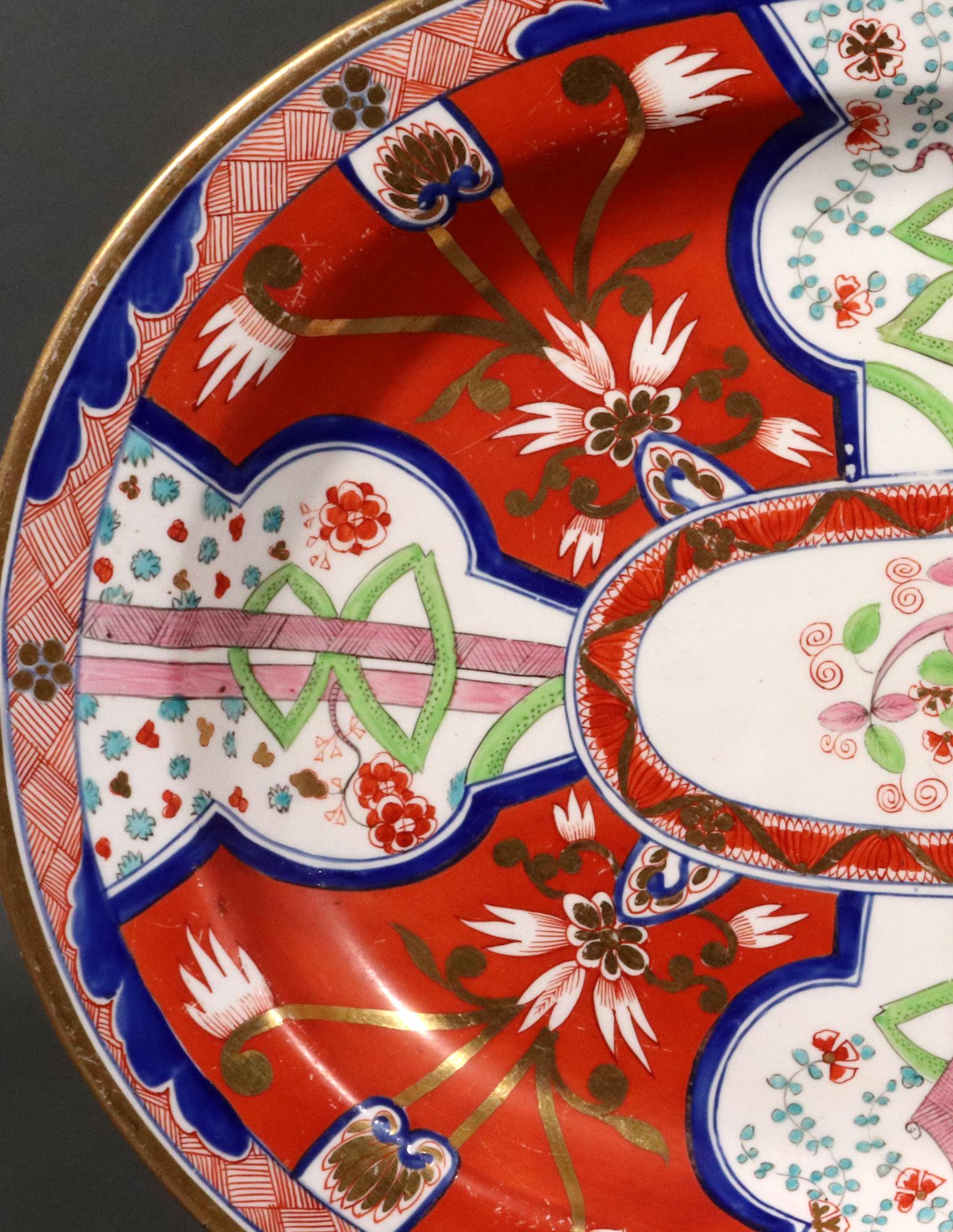 Anglais Plat de style Régence en porcelaine de Coalport Porcelain peint avec le motif du dollar en vente