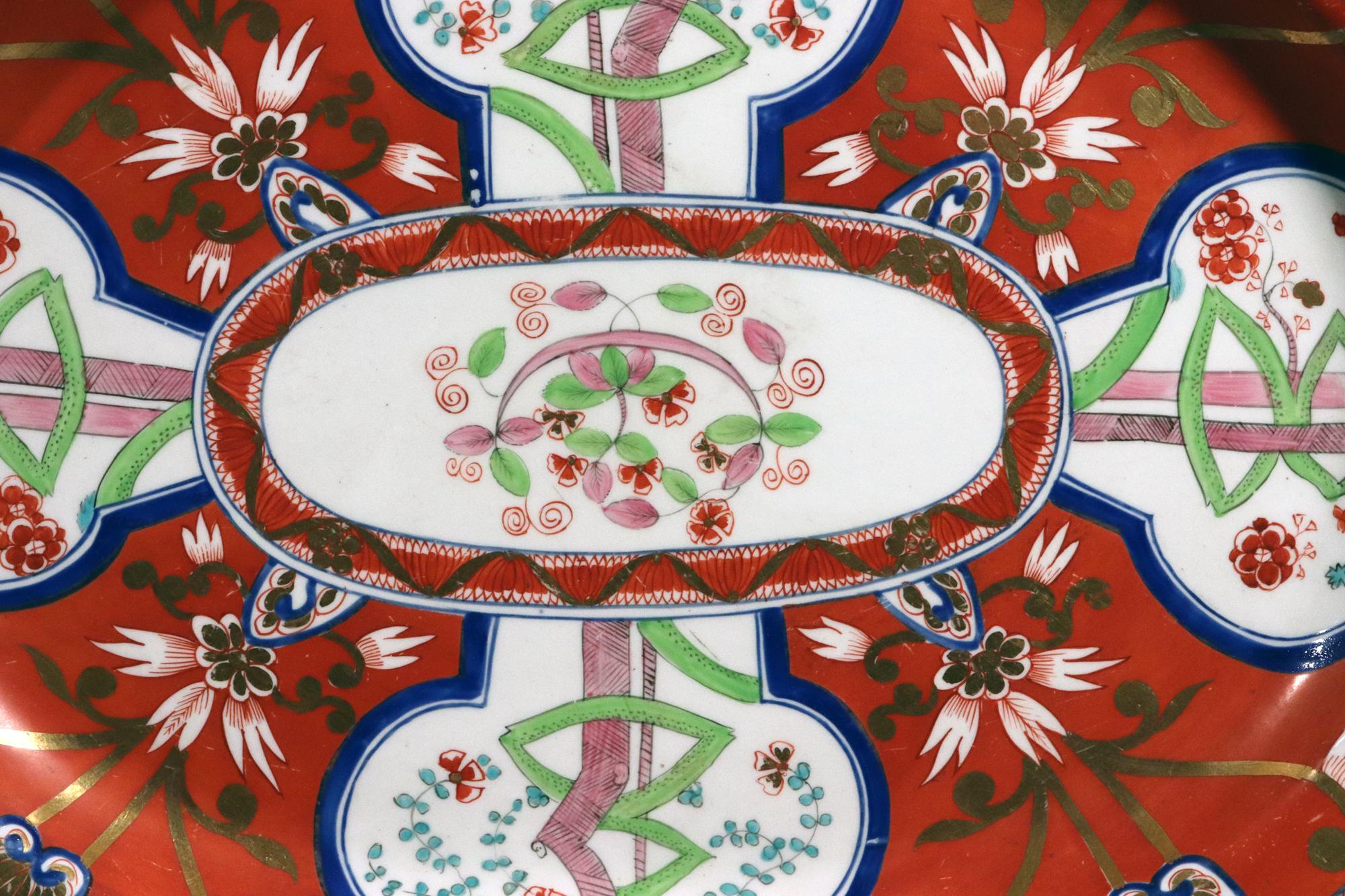 Plat de style Régence en porcelaine de Coalport Porcelain peint avec le motif du dollar Bon état - En vente à Downingtown, PA