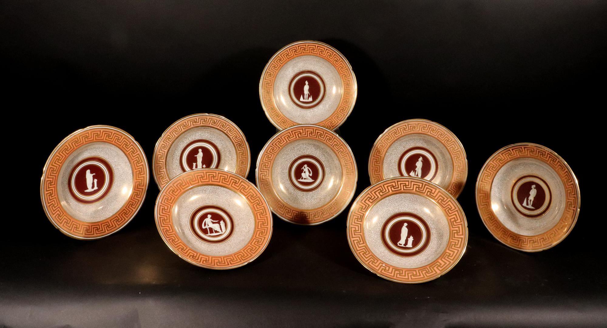 Assiettes souples néoclassiques en porcelaine de Coalport,
Période de régence,
Ensemble de huit
Circa 1800-10

Les assiettes creuses ont une large bordure à fond saumon avec un large motif de double clé grecque et des bordures à bandes dorées.  Le