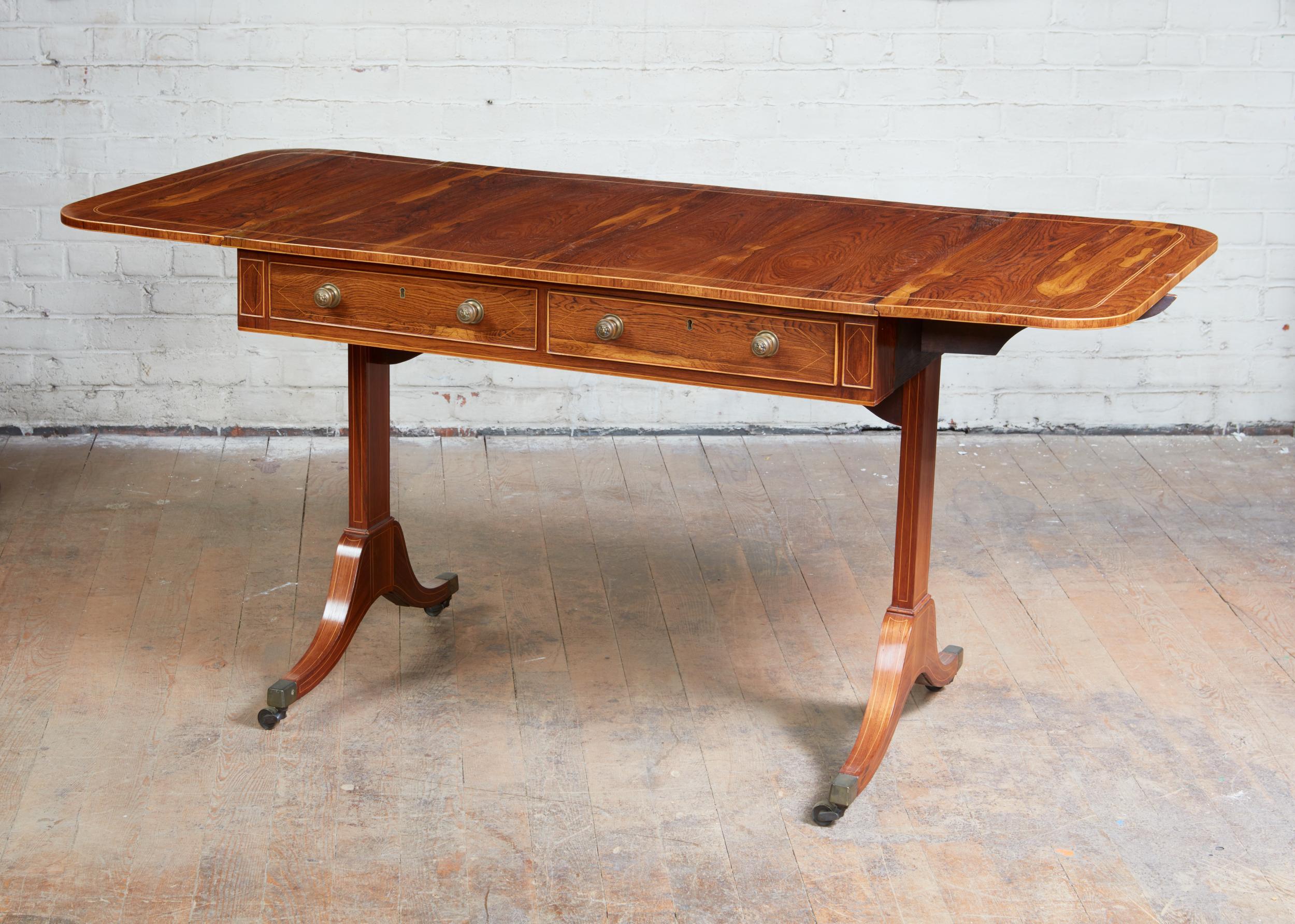 Fina mesa de sofá de la Regencia de madera de Cocuswood, kingwood y madera sagrada, el tablero de grano vivo con chapas de madera a juego sobre dos cajones reales y dos falsos, un cajón de trabajo equipado con superficie de escritura con trinquete y