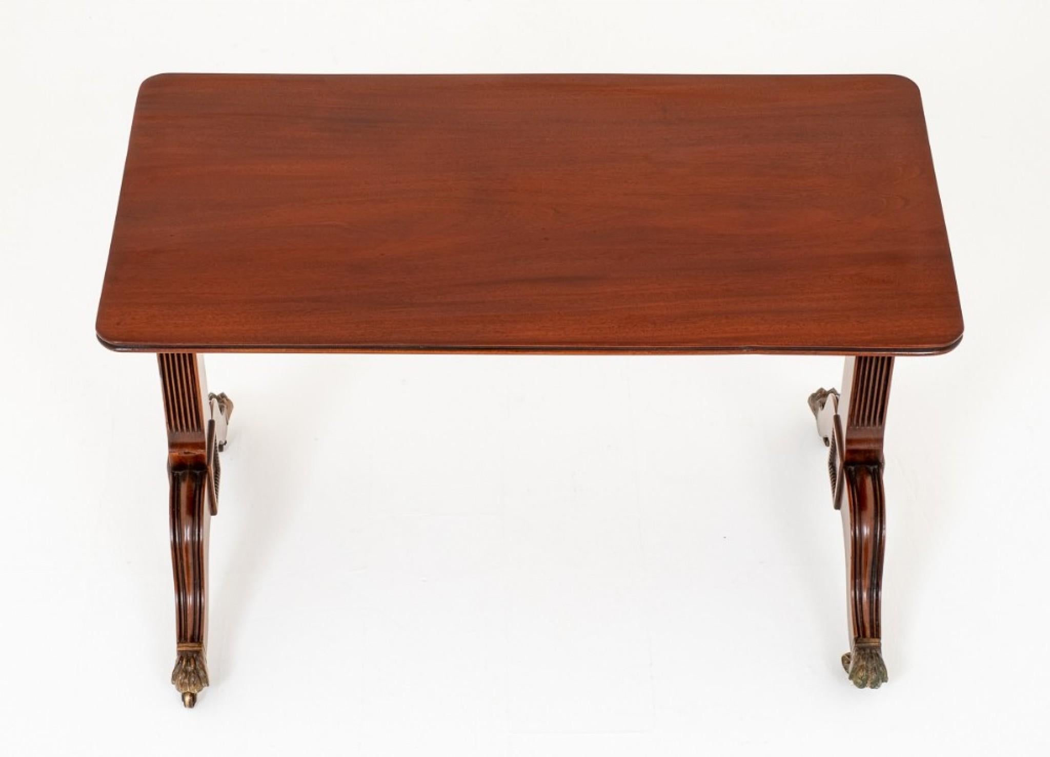 Table basse en acajou de style Régence.
Elle repose sur des pieds balayés avec des roulettes à griffes en laiton.
Circa 1920
Les montants sont décorés de cannelures.
La partie supérieure est d'une forme simple avec des moulures en double 