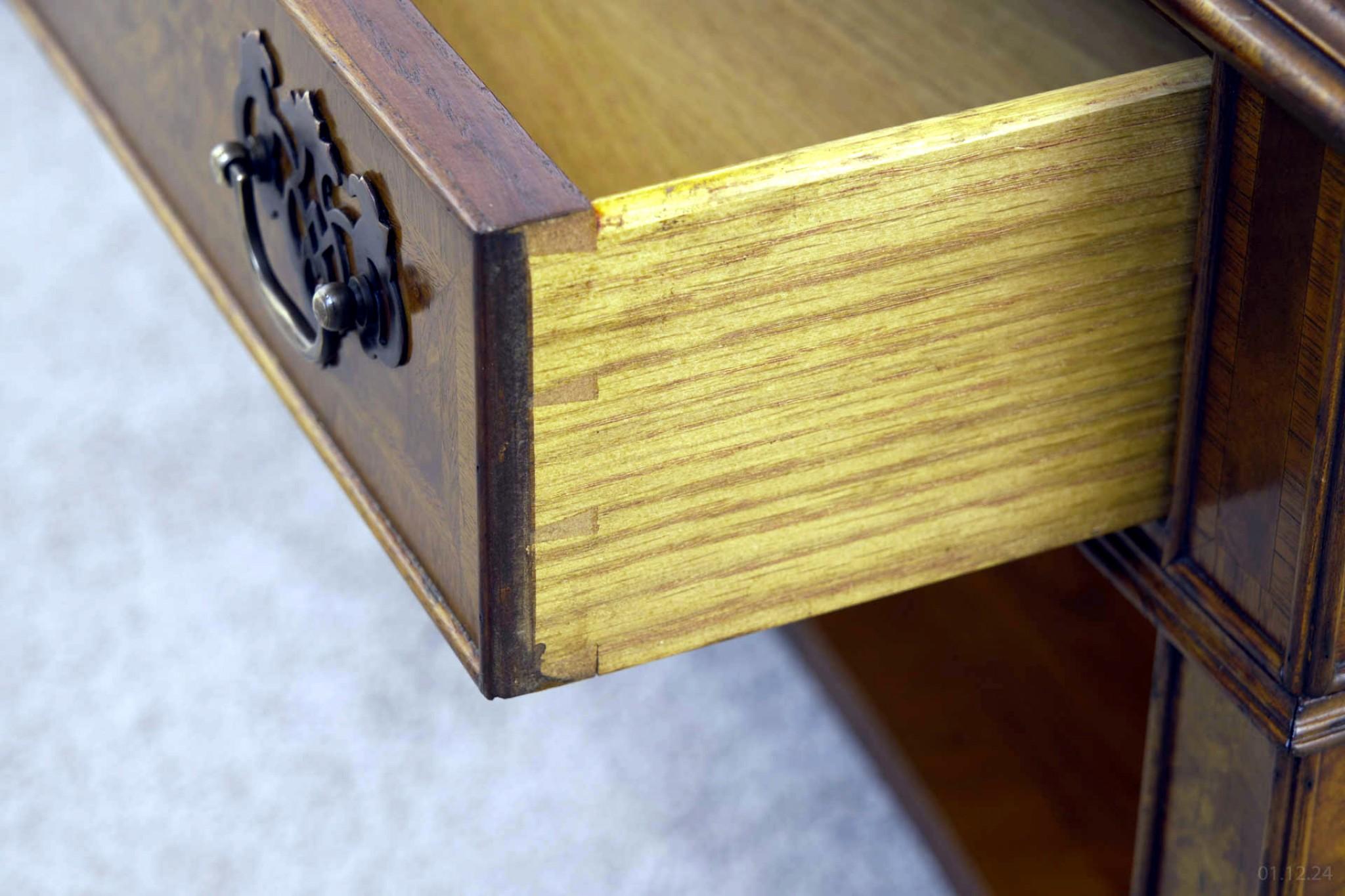 Vous voyez une magnifique table basse de style Regency en ronce de noyer.
Tiroirs de chaque côté pour un grand espace de rangement
Belle patine de la ronce de noyer
Un design épuré et minimal, idéal pour les intérieurs modernes.
Acheté lors d'une