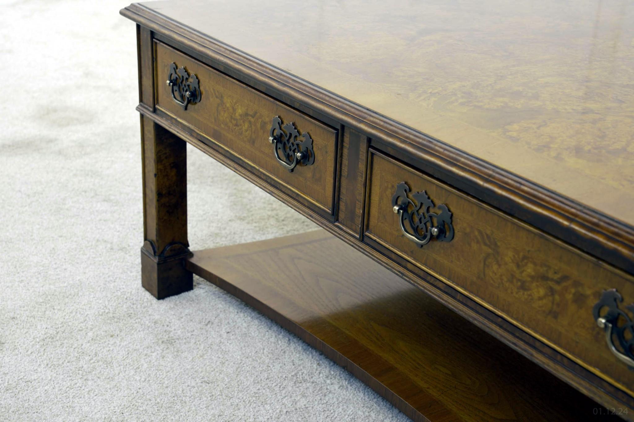 Noyer Table basse Regency Ronce de noyer en vente