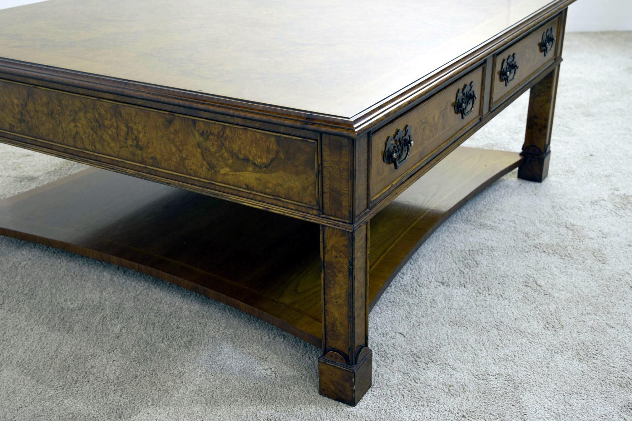 Table basse Regency Ronce de noyer en vente 1