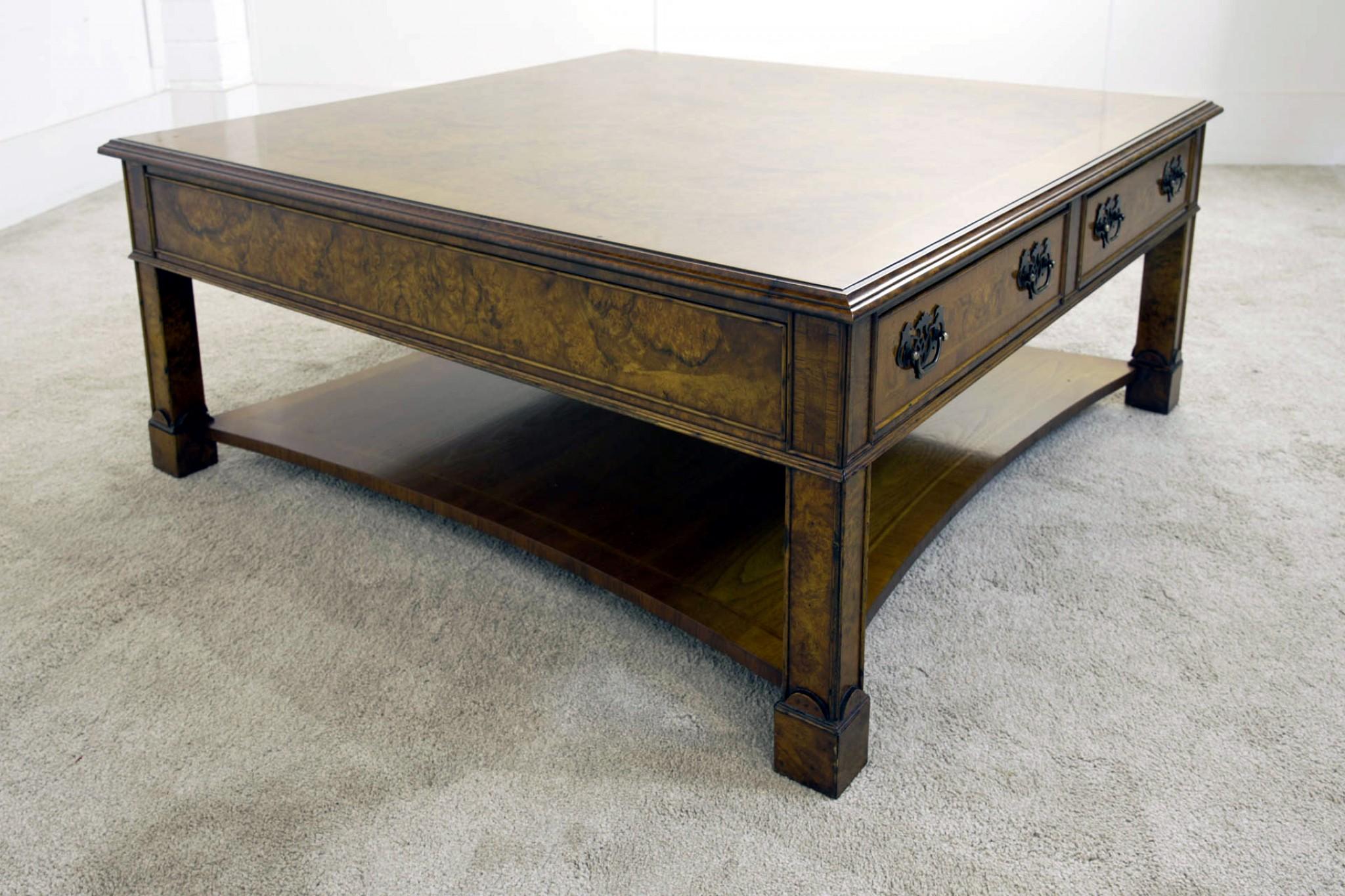 Table basse Regency Ronce de noyer en vente 2