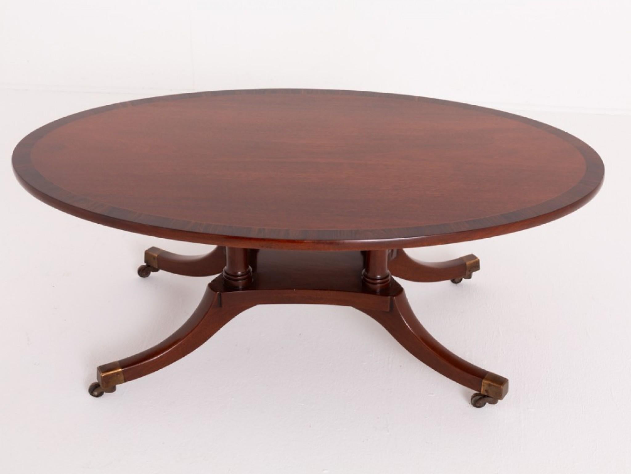 Table basse en acajou de style Regency Revival.
Circa 1920
Cette table basse repose sur des pieds balancés avec des roulettes en laiton et des supports tournés.
Le plateau ovale de la table est orné de bandes transversales en bois de rose.
Présenté