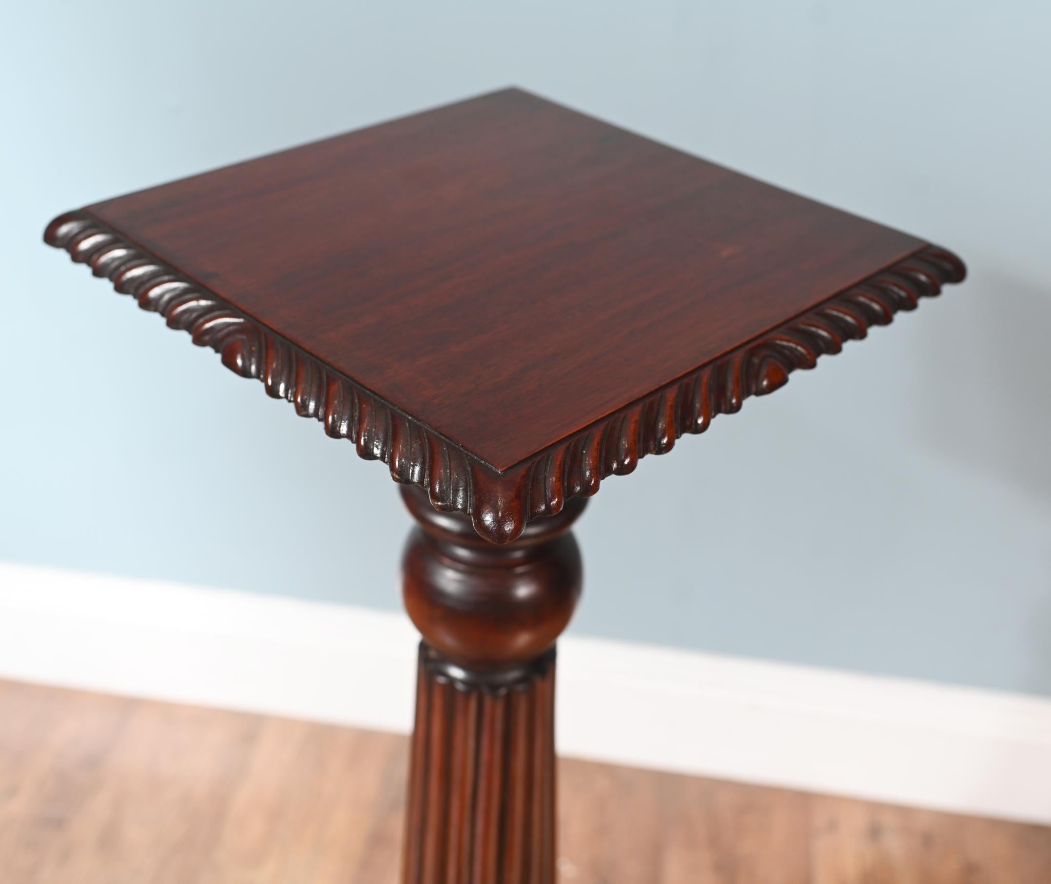 otre paire de guéridons en acajou de style Régence
Colonnes classiques parfaites pour exposer des bustes, des vases ou d'autres pièces décoratives.
Détails sculptés à la main, très ornés et floraux
Les vases illustrés sont disponibles mais ne sont