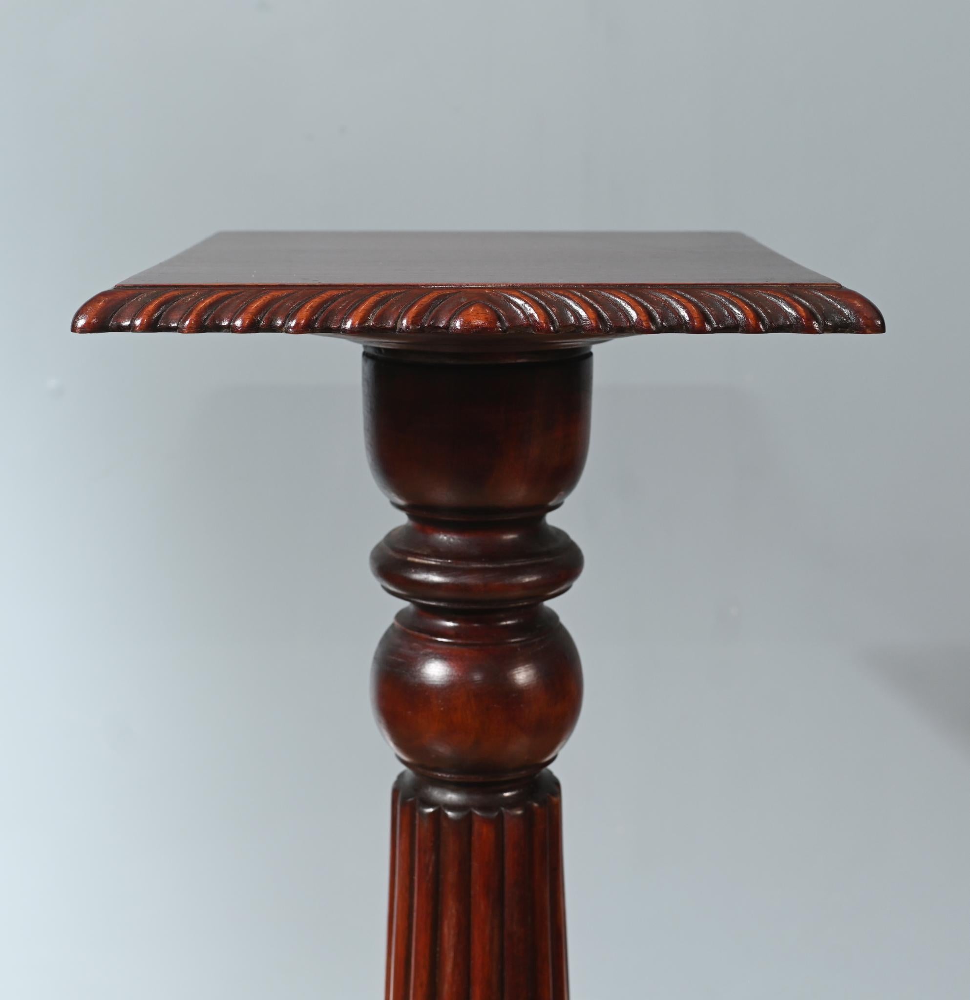 Bois Regency Column Table - Mahogany Pedestal Stand en vente