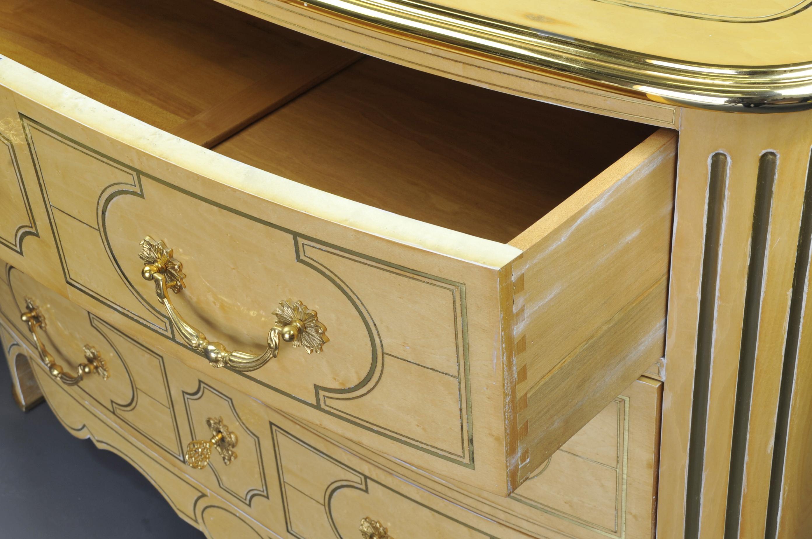 Commode Regency en bois laqué de la Maison Roméo à Paris en vente 4