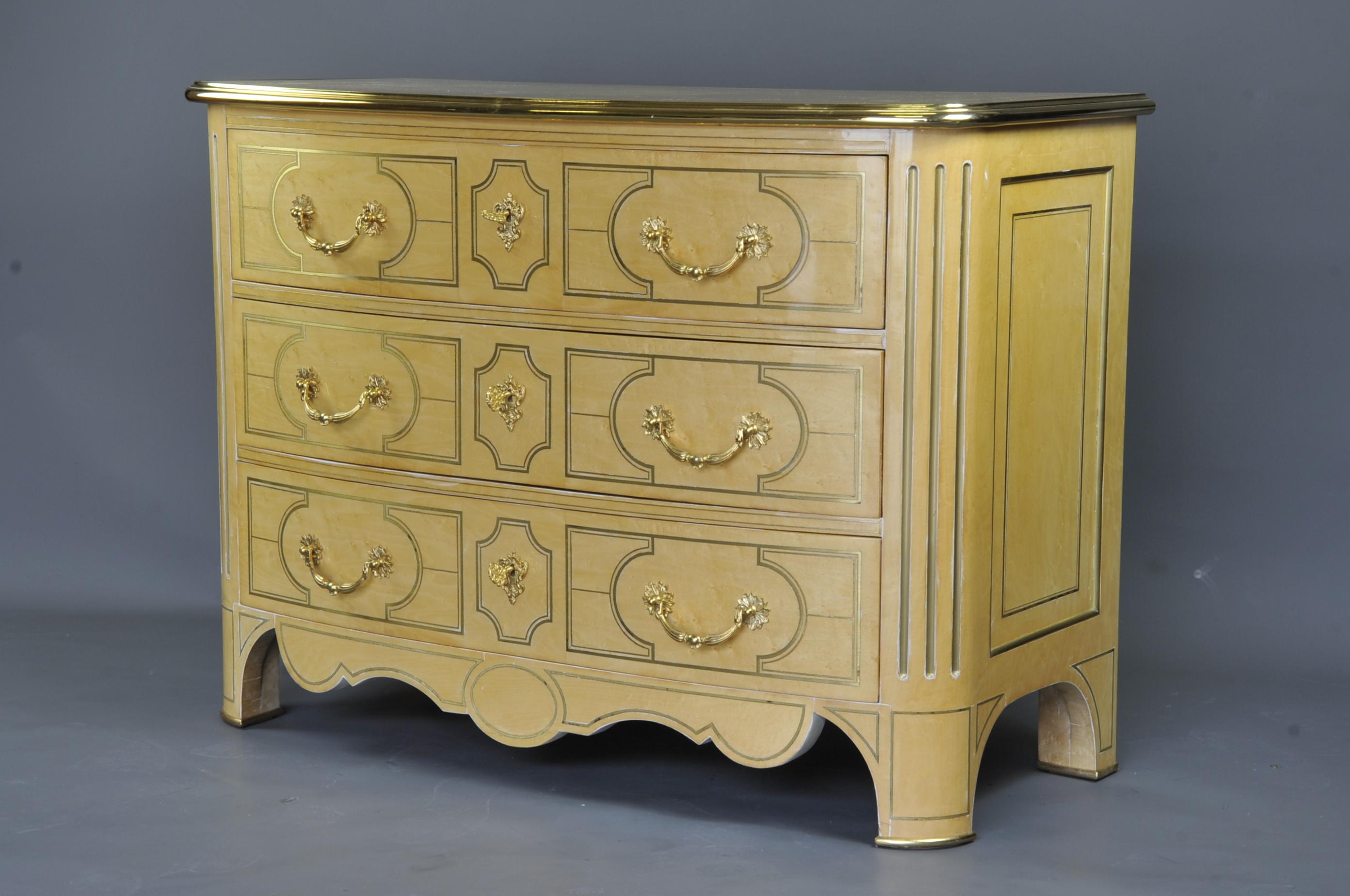 Magnificent Regency commode in lacquered wood adorned with inlaid brass fillets and presenting a beautiful ornamentation of gilded and chiseled bronze. Opening with three drawers in three rows, curved front and paneled sides, front uprights with