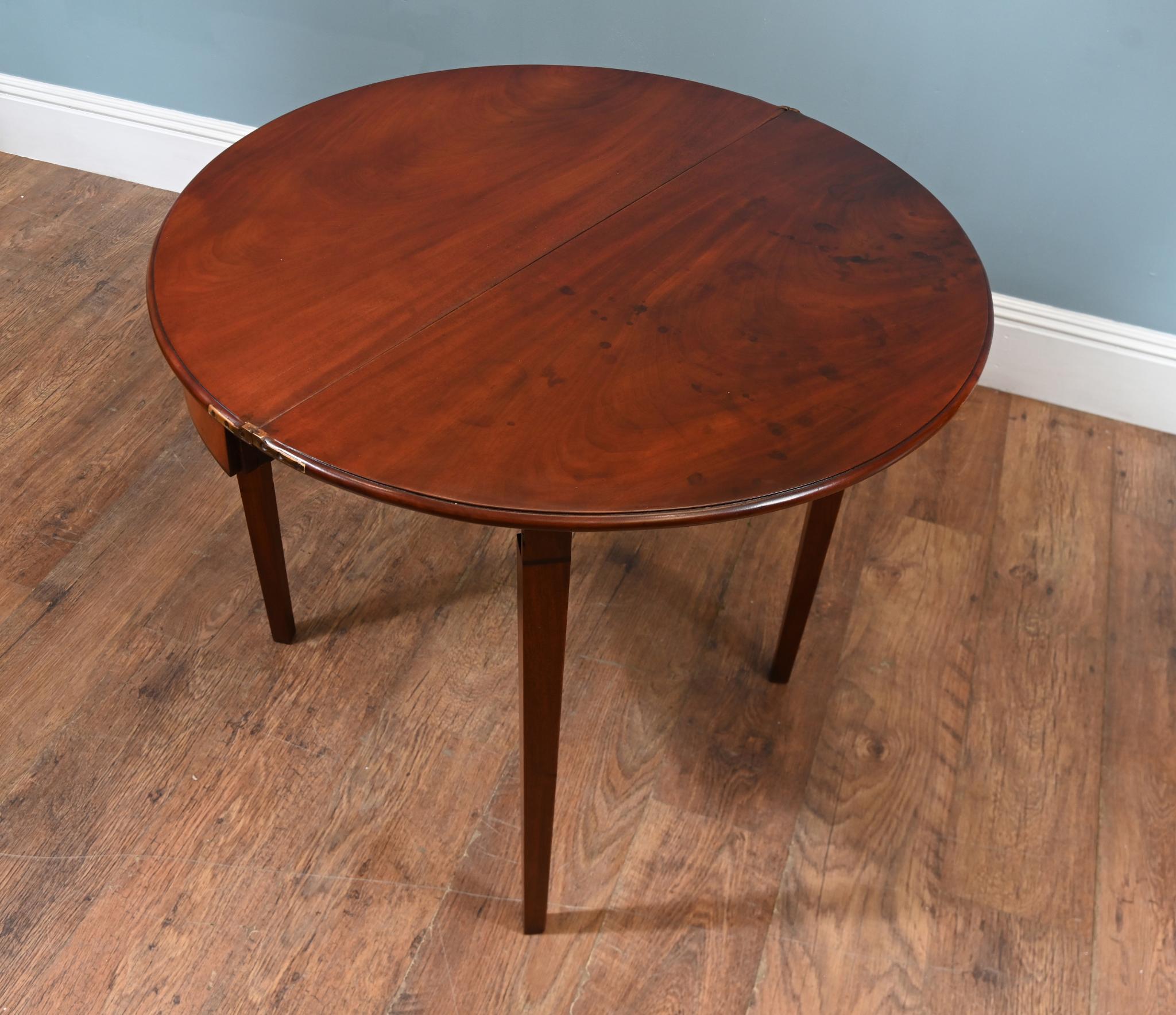 You are viewing a gorgeous Regency console table
Table opens up to reveal a round table when you open up the top and extend - so could also function as a games table
Great patina to the mahogany and this is circa 1810
Offered in great shape ready