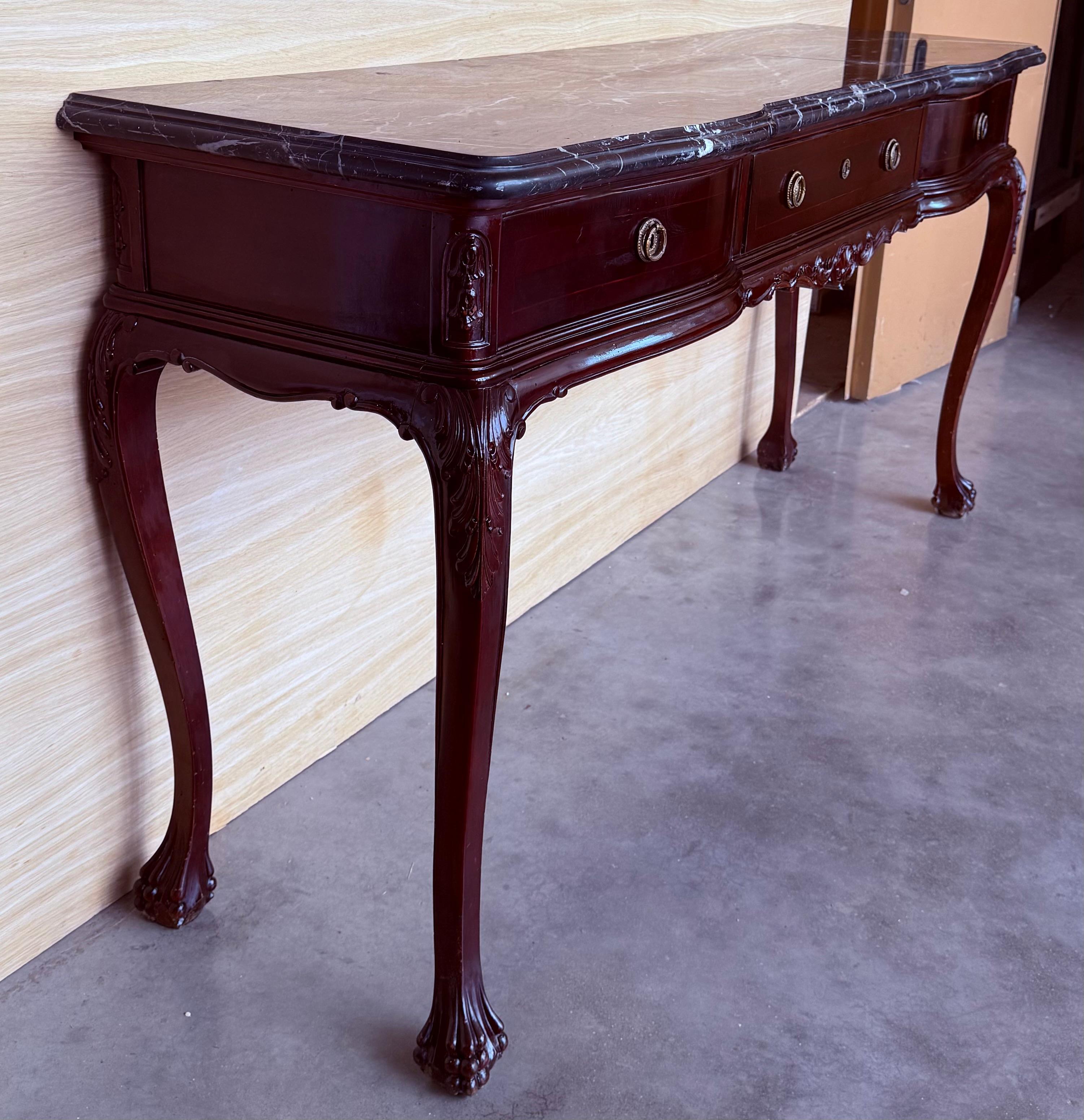 20ième siècle Table console Regency avec trois tiroirs et marbre noir en vente