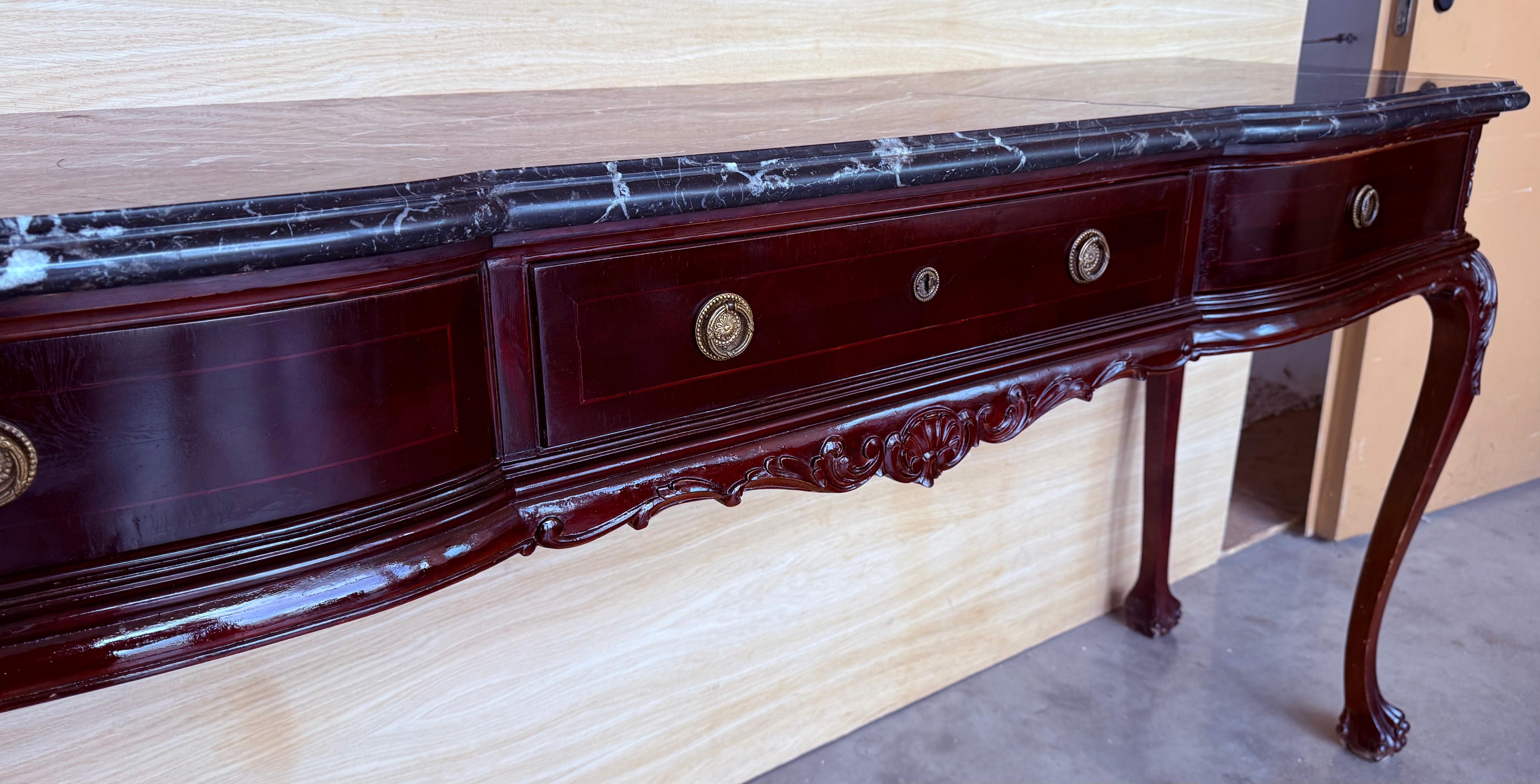 Marbre Table console Regency avec trois tiroirs et marbre noir en vente