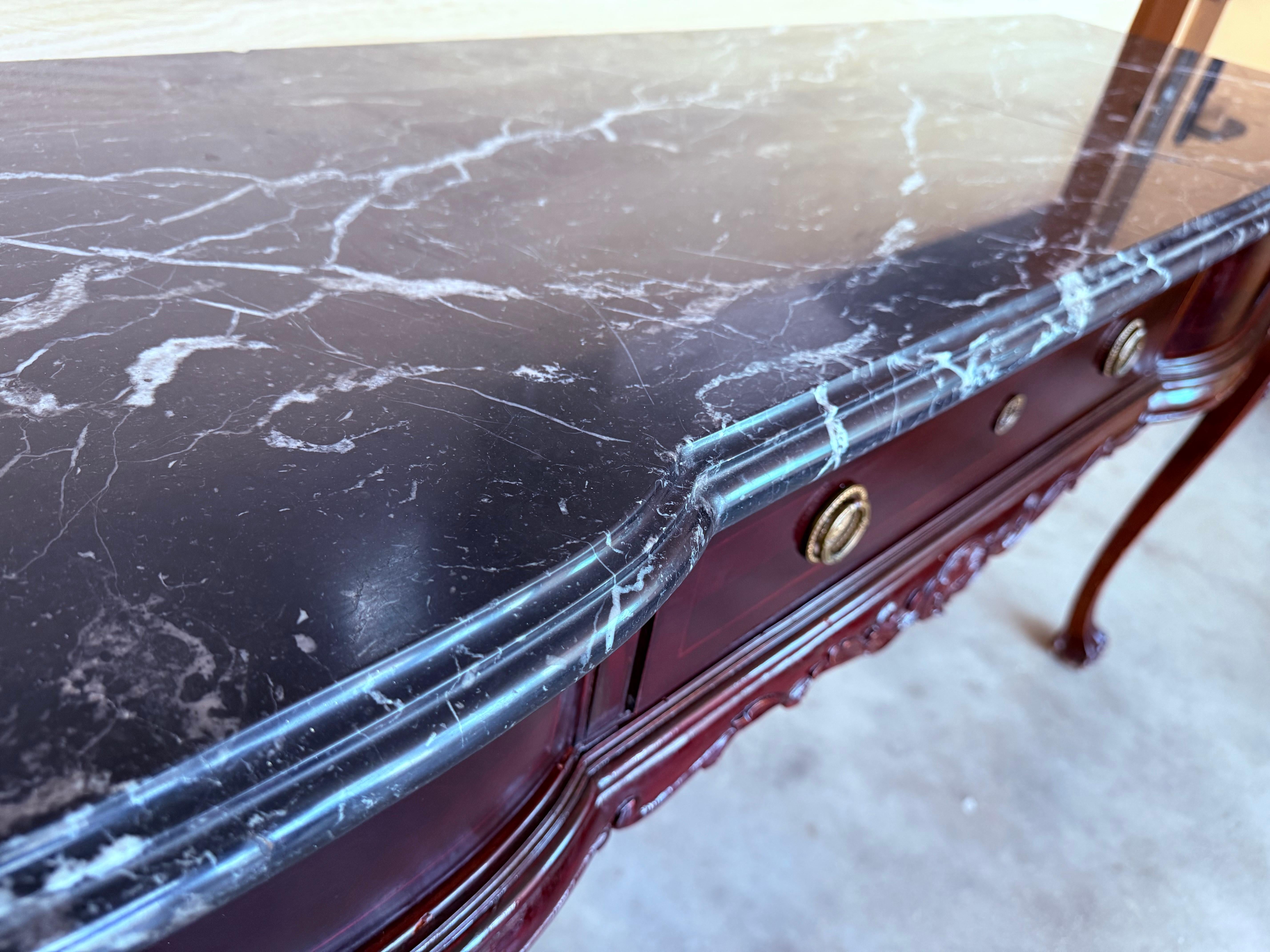 Table console Regency avec trois tiroirs et marbre noir en vente 3