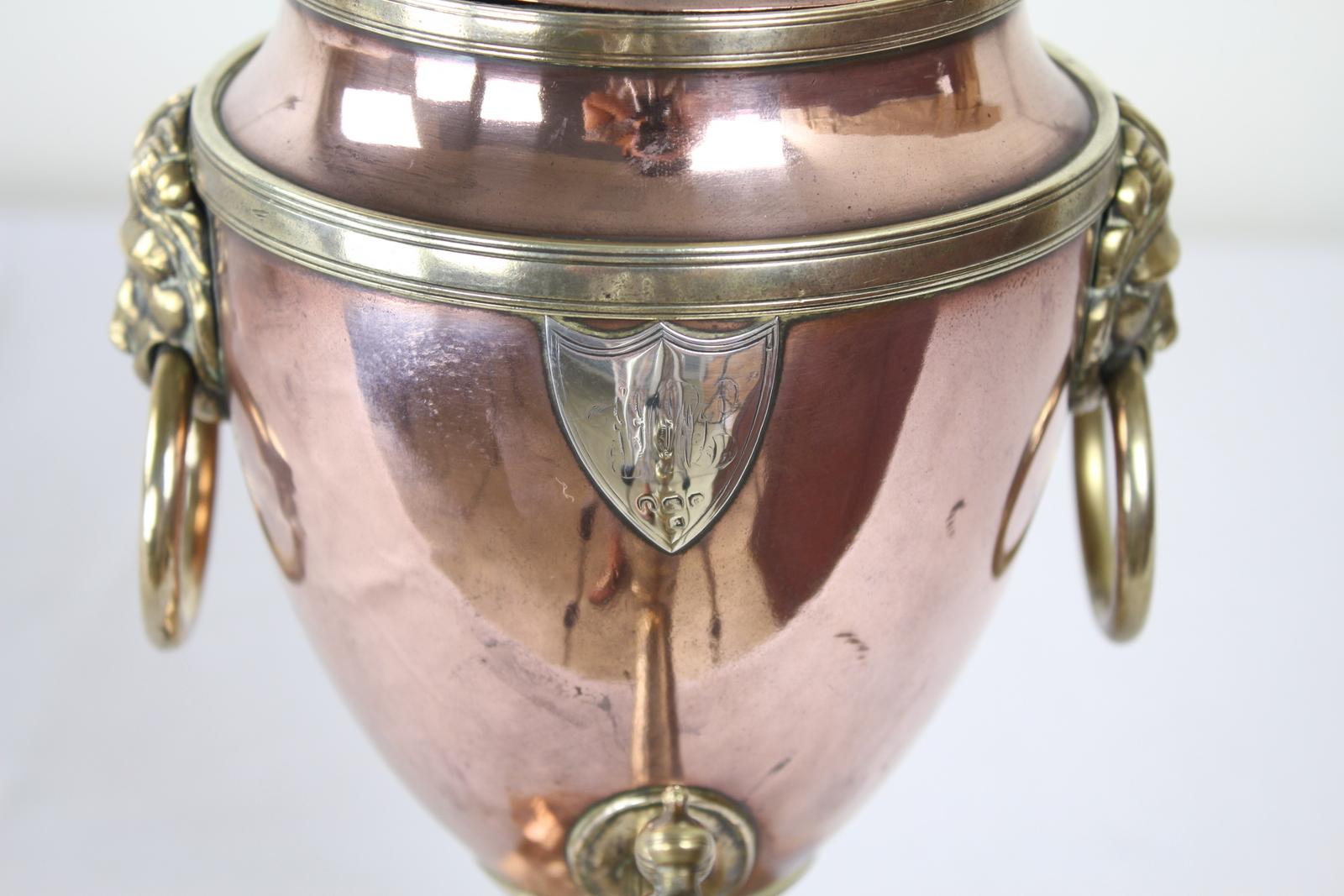Anglais Samovar Regency en cuivre et laiton