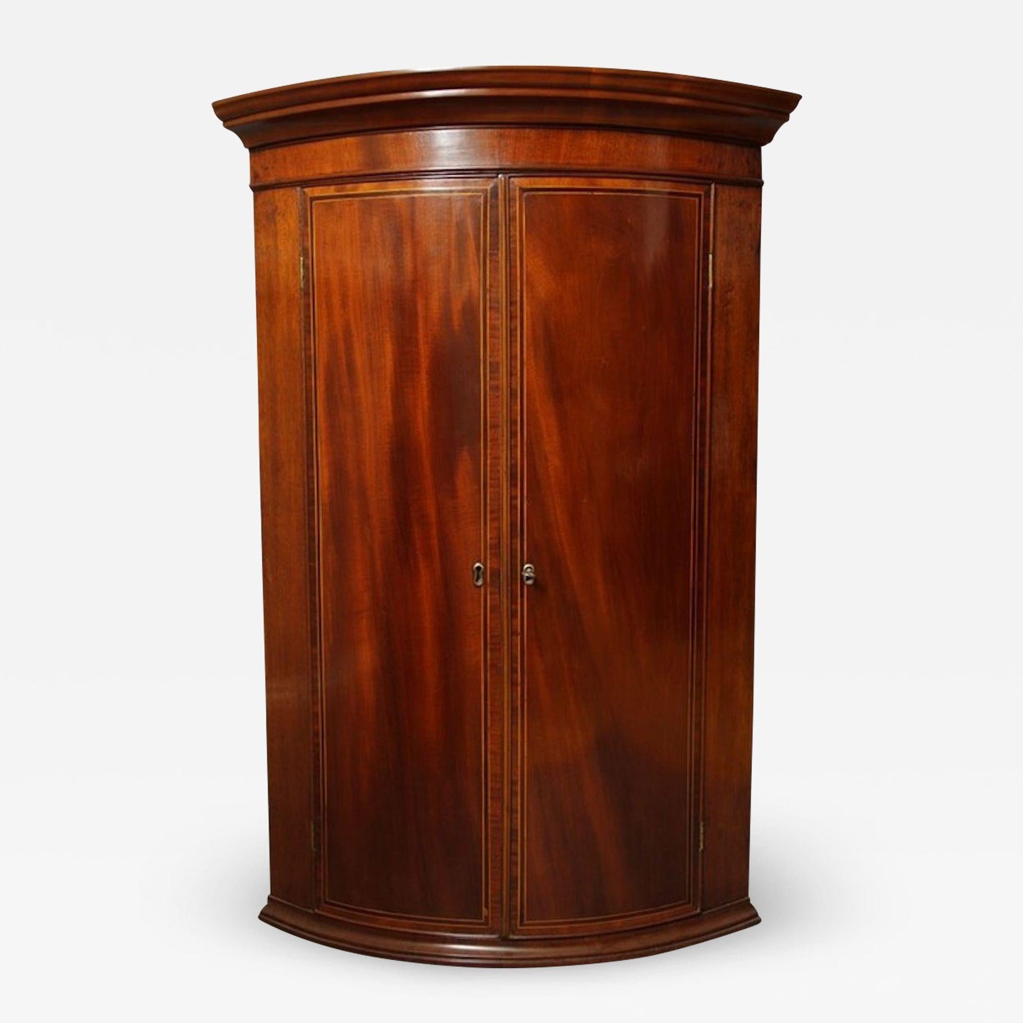Sn532 Splendida credenza angolare in mogano, con cornice modanata, intarsi a cordoncino in legno di raso con bordatura in legno di bosso e ante con perline di gallo che racchiudono 3 ripiani. Il tutto in condizioni meravigliose, pronto per essere