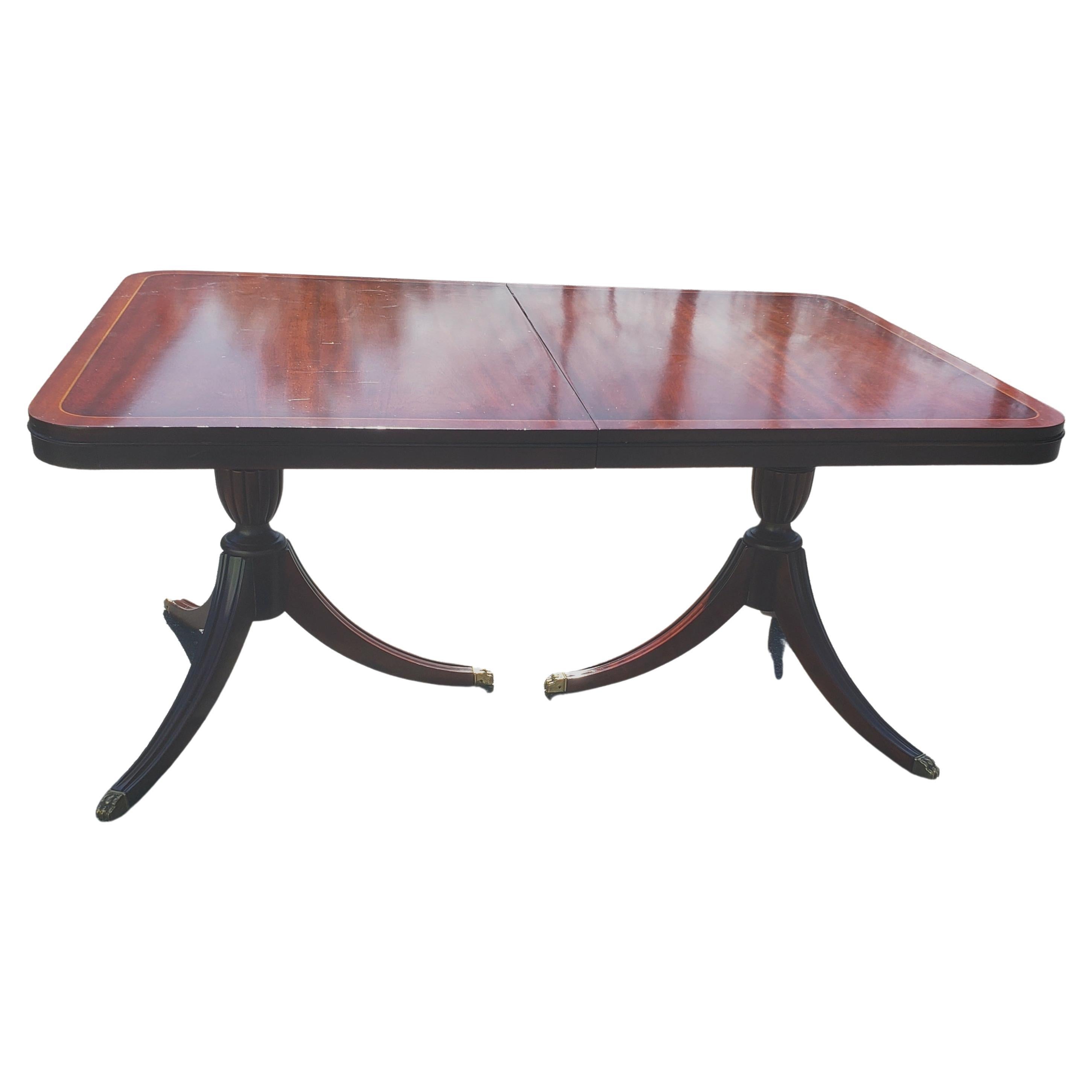 Table de salle à manger de style Régence en acajou à bandes croisées et bois satiné à deux pieds en vente 1
