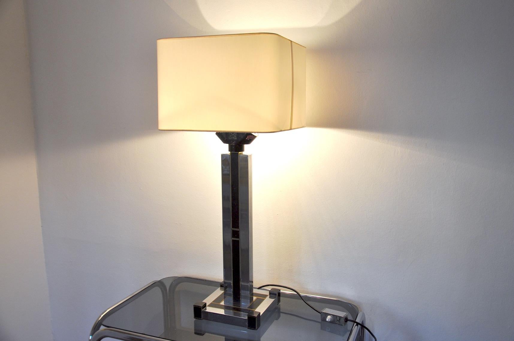 Très belle et haute lampe cubique de bd lumica dont le design est attribué à willy rizzo, produite en espagne dans les années 1980. Lampe unique par sa structure, comparable à une œuvre d'art. L'abat-jour a été réalisé sur mesure avec une toile