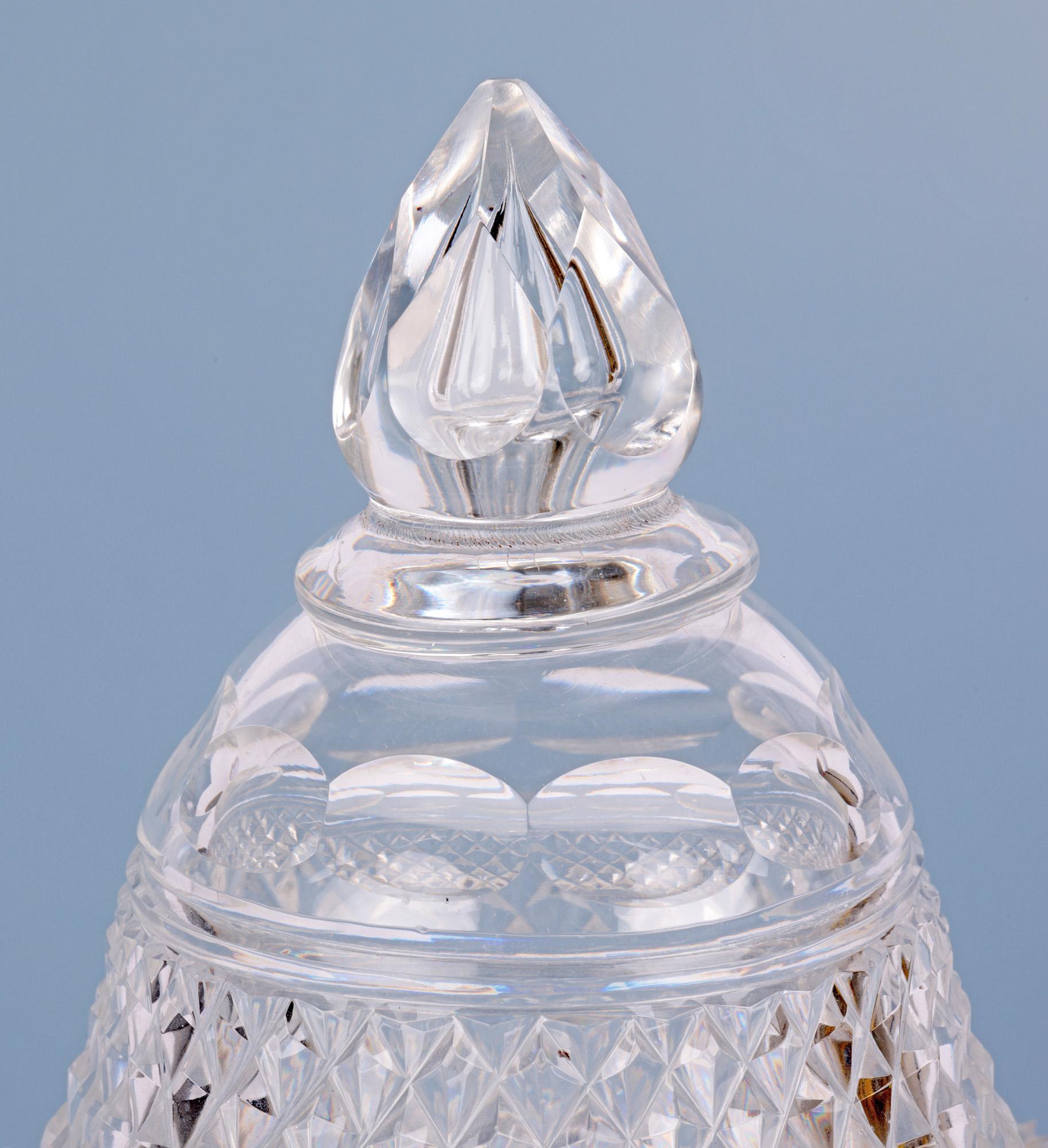 Pot à piédestal en verre taillé de style Regency avec couvercle en vente 9