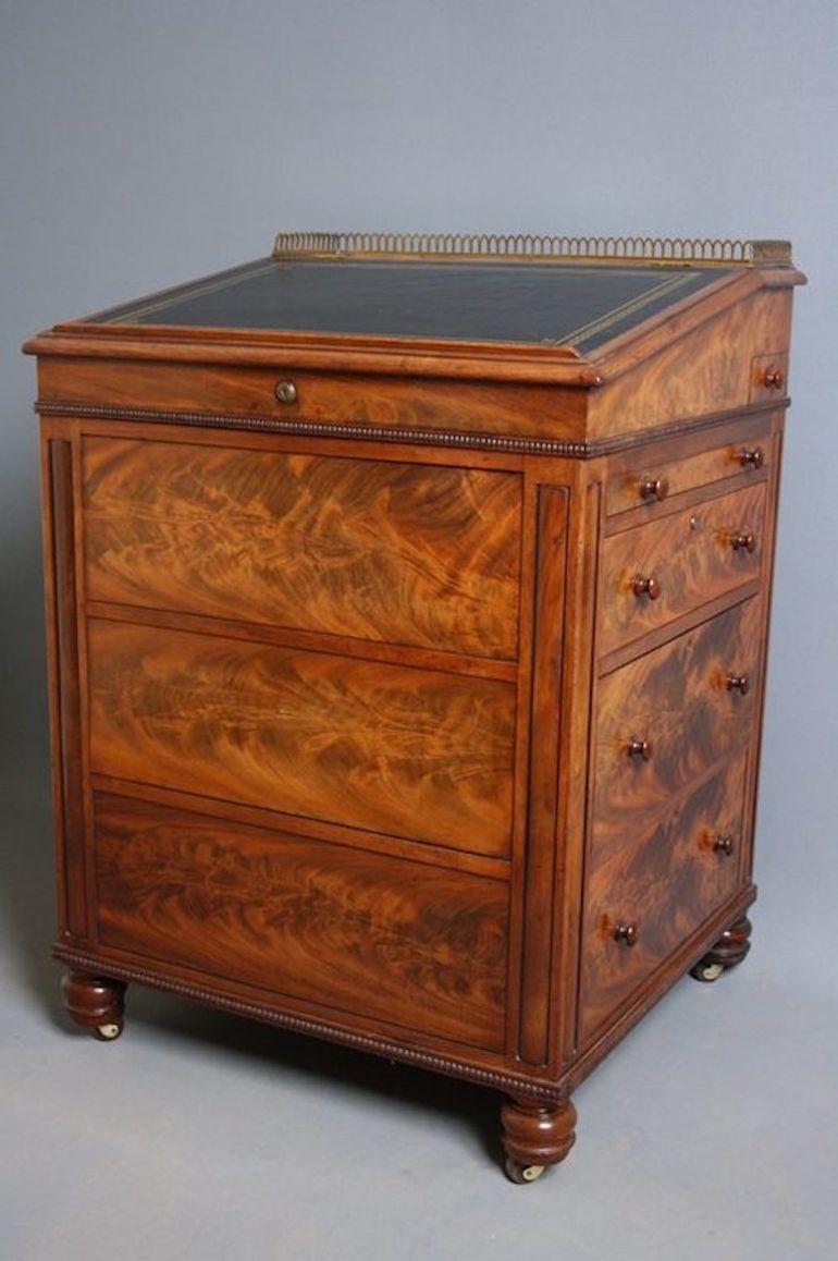 Sn1134 Outstanding quality Regency flamed mahogany davenport in the manner of Gillows, having original brass gallery to top, inset tooled leather with carved bobble decoration to edge, slide out pen tray to side with slide extension below, 3