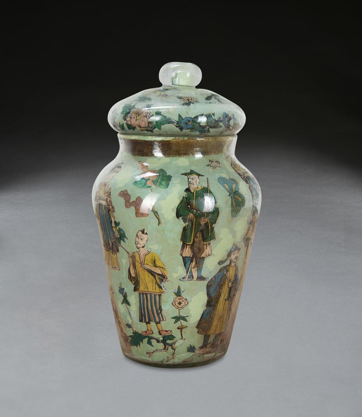 Eine gute Regency Decalcomania Vase mit Deckel, in seiner ursprünglichen Chinoiserie Dekoration von Figuren und Laub und hellgrünem Hintergrund, in gutem Zustand ohne Chips, Risse oder Abplatzungen. Circa 1830.

H: 24 cm (9 7/16
