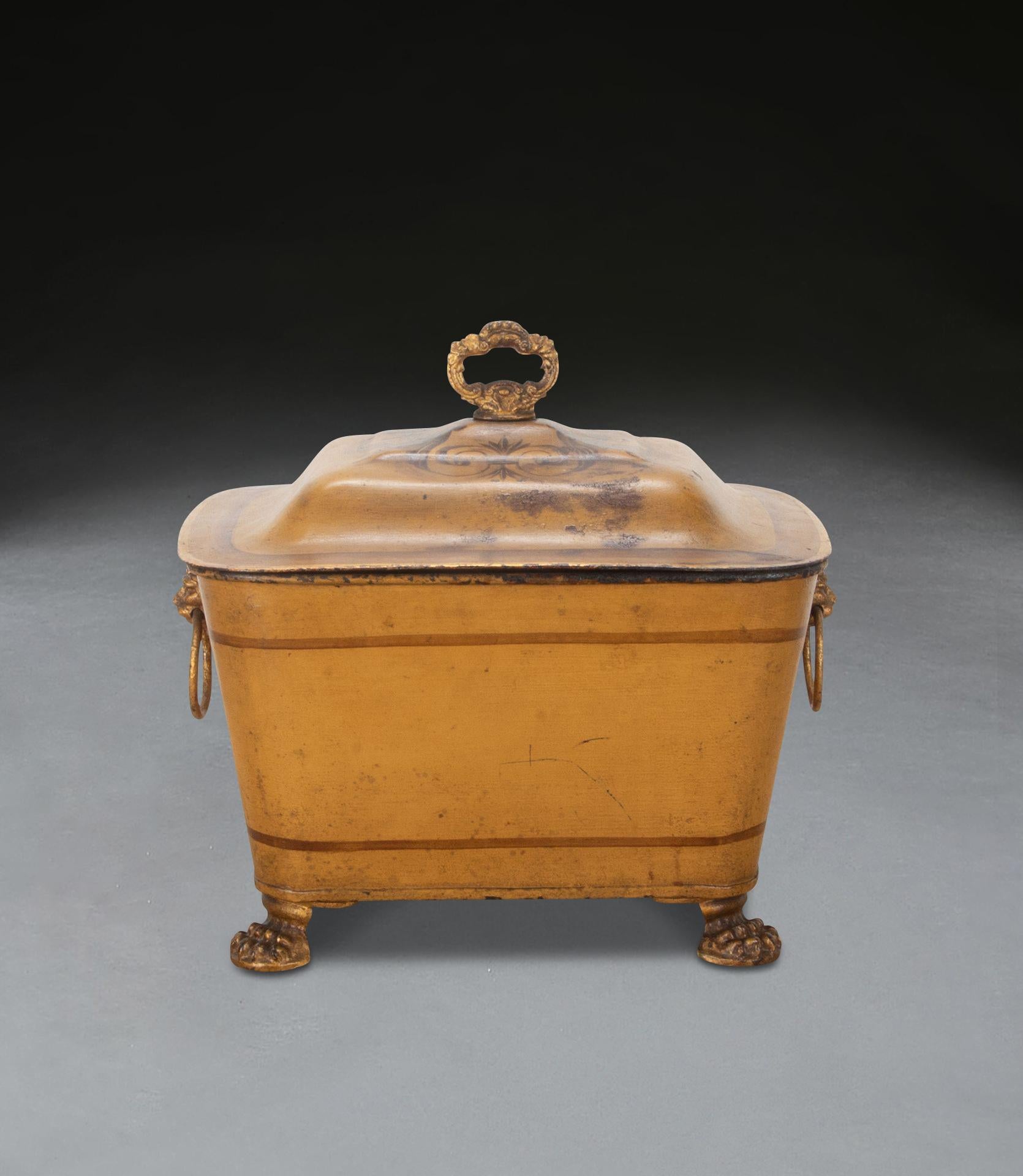 Bac à charbon ou à bûches en forme de sarcophage décoré de style Régence.
Peinture ocre d'origine et poignée ornée sur le couvercle. Avec des poignées en laiton et des pieds en fonte dorée. 
En bon état. Circa 1820. Le prix comprend la livraison