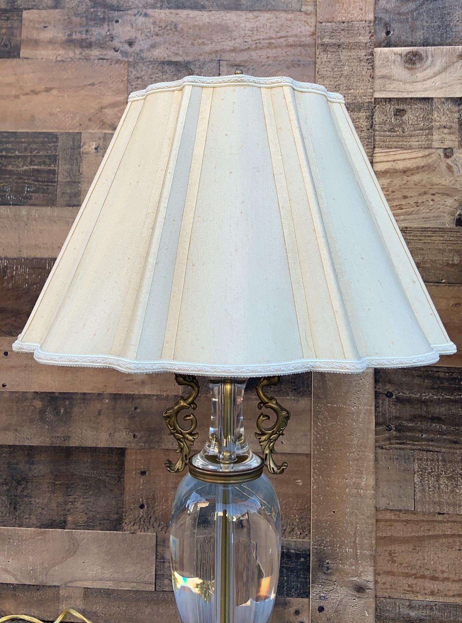 Fait main Regency Decorative Crafts 5585 Sainsbury Lampe de table figurative avec abat-jour - Paire en vente