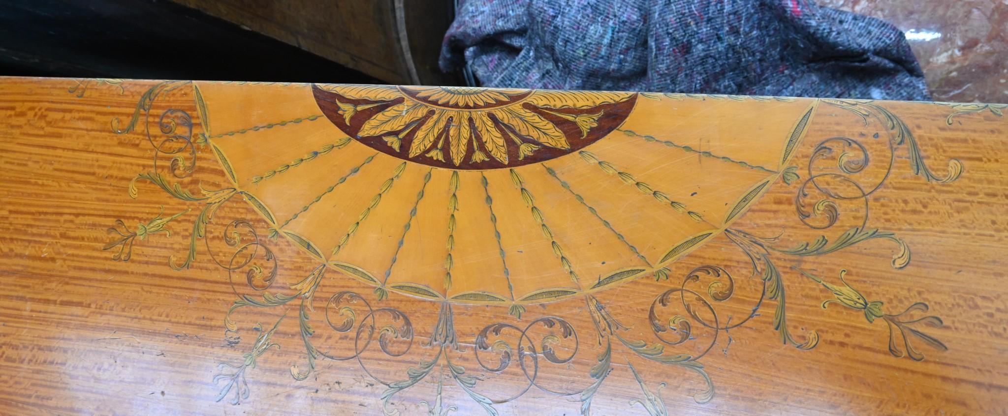 Vous voyez ici une élégante armoire en bois satiné de style Regency, de forme demi-lune.
La collection 