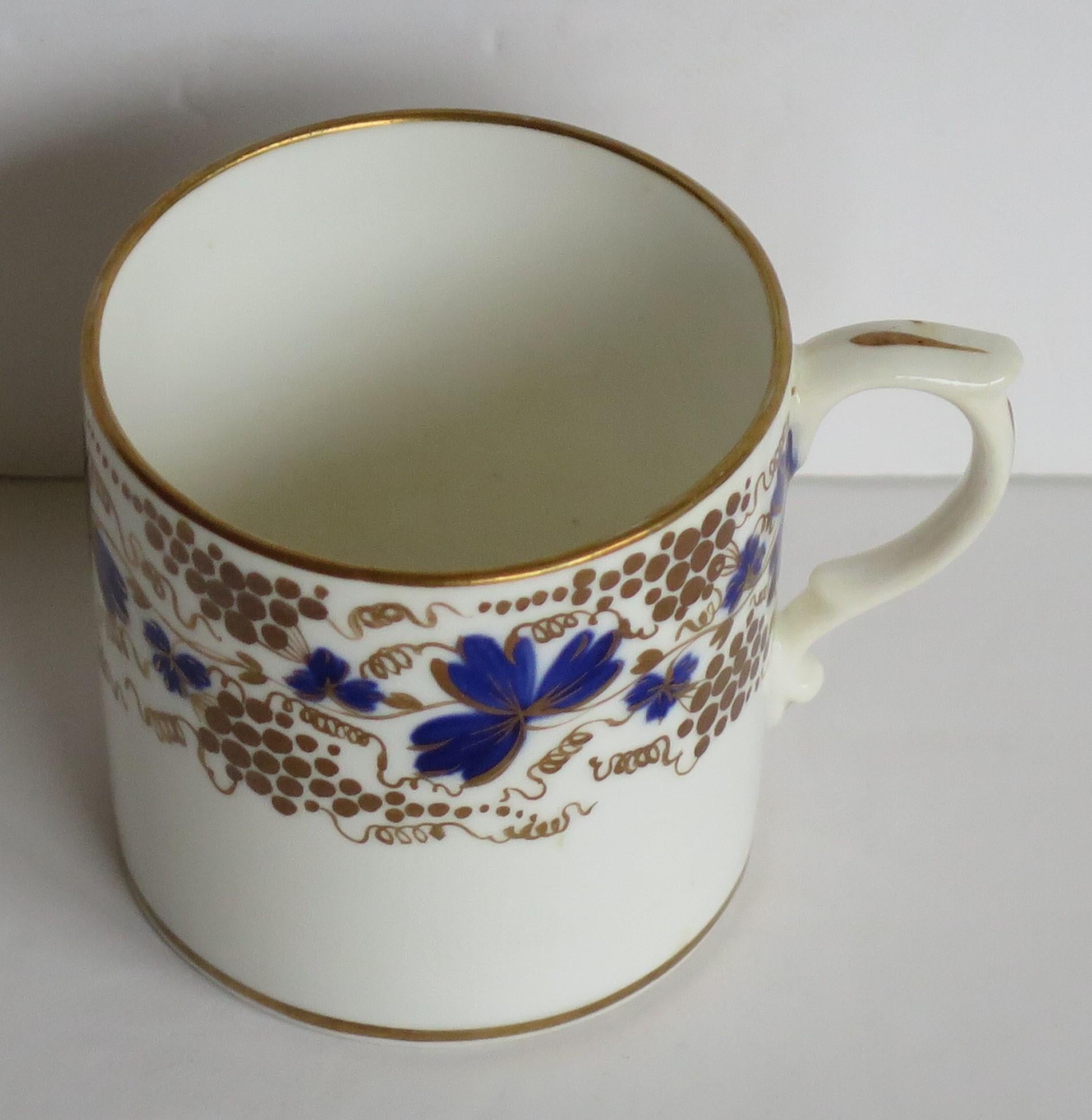 Regency Derby-Porzellan-Kaffeekanne, handbemalt in Weinreben-Muster, ca. 1825 (Englisch) im Angebot